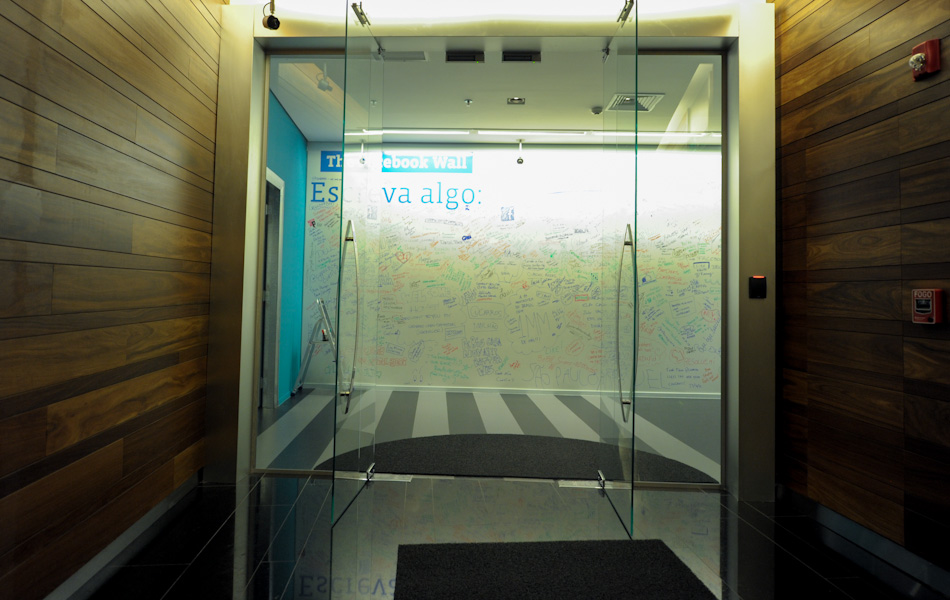 Entrada do novo escritório do Facebook no Brasil. Banco de investimentos Goldman Sachs também está instalado no edifício.