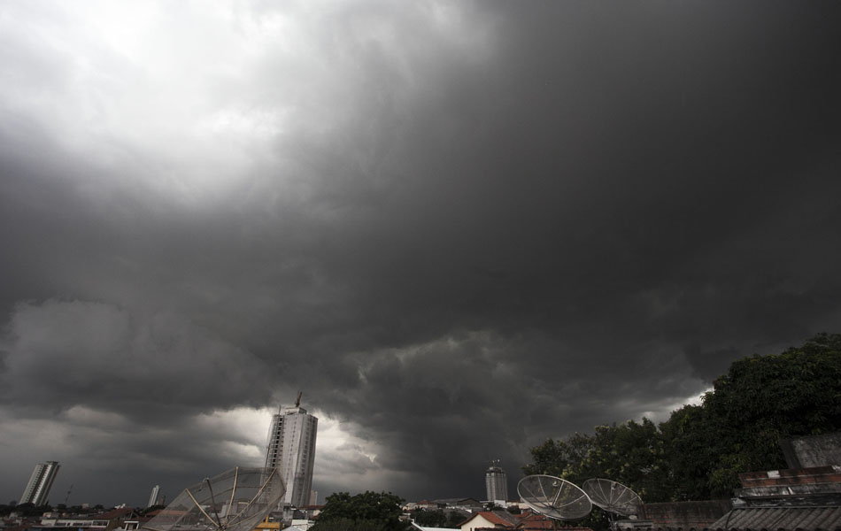 Nuvens escuras encobrem o céu da zona leste, visto a partir do bairro da Mooca, na cidade de São Paulo, na tarde desta terça-feira (08).