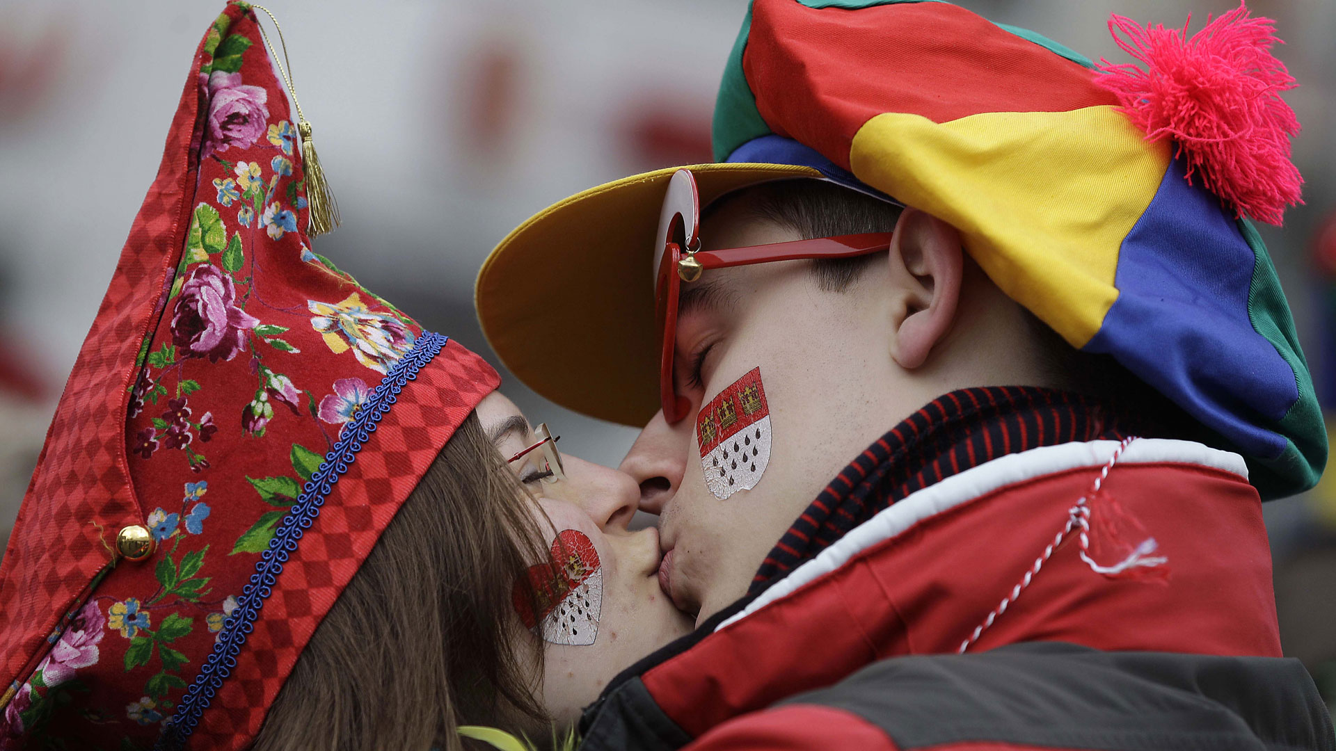 Casal se beija durante a abertura do carnaval de rua em Colônia, na Alemanha