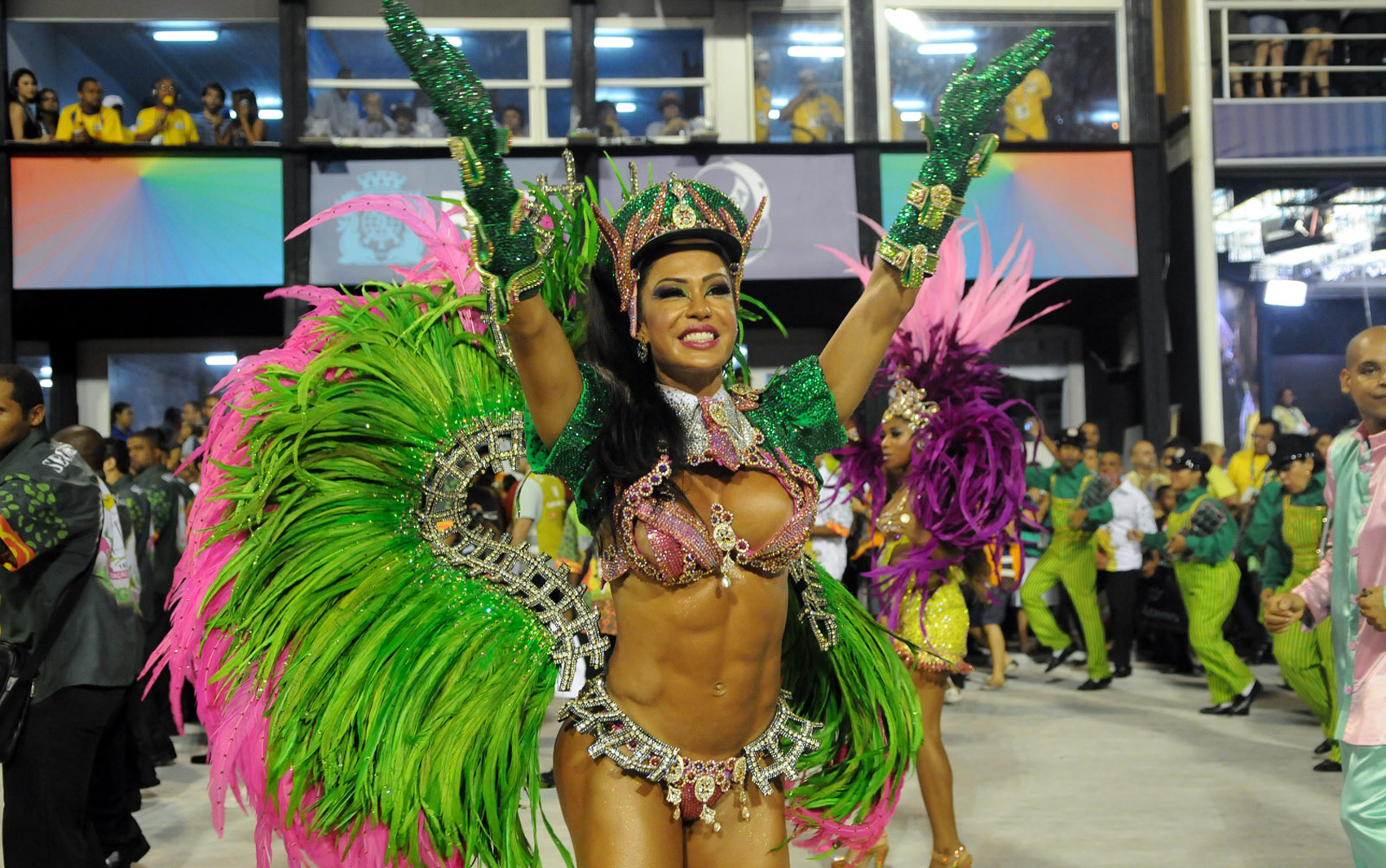Rainha da bateria da Mangueira, Gracyanne Barbosa, cumprimenta foliões na Sapucaí. Escola levou enredo 'Cuiabá: Um paraíso no centro da América!'