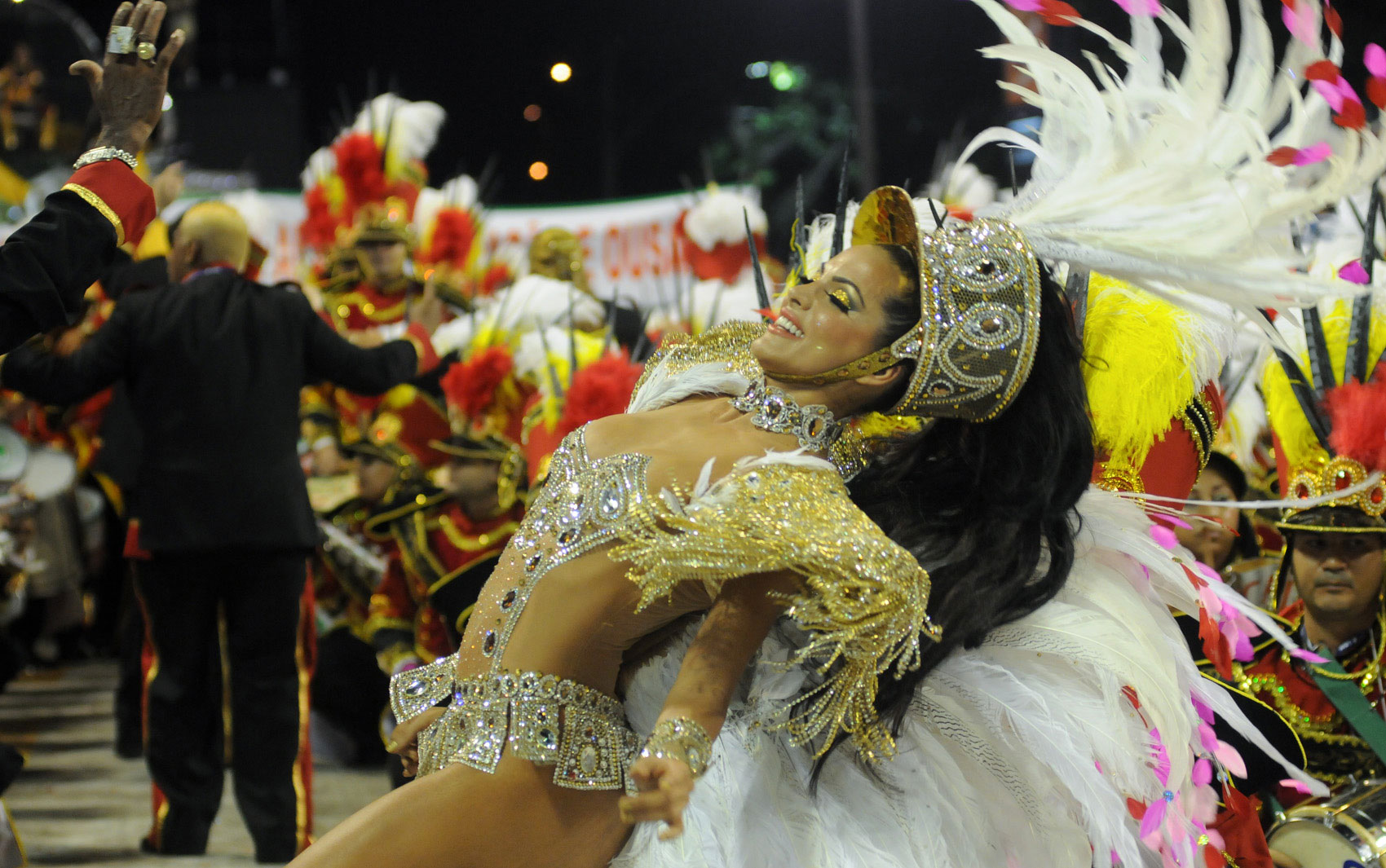 Carla Prata mostra desenvoltura no samba durante o desfile da Grande Rio na Sapucaí