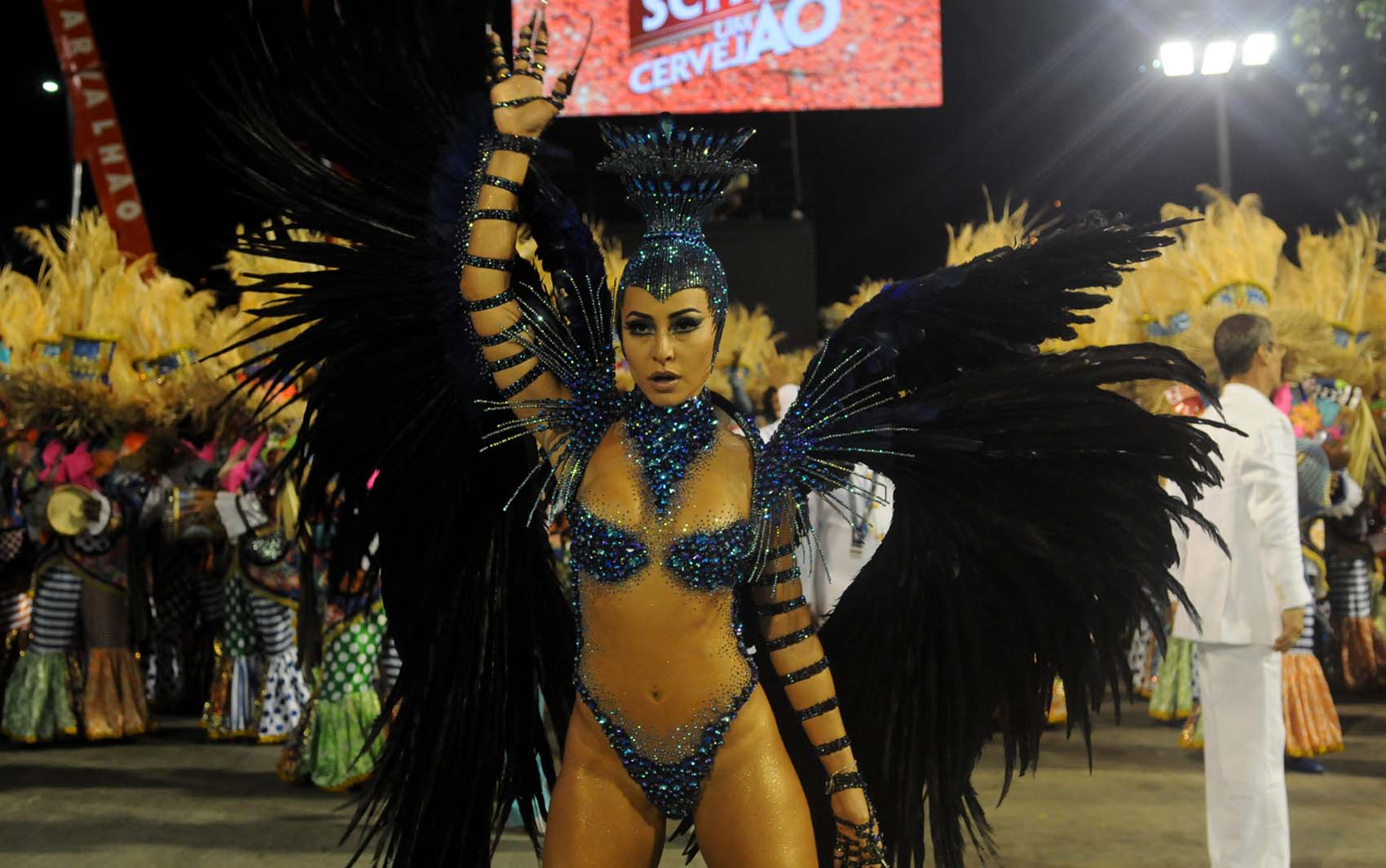 Sabrina Sato desfila pela Unidos de Vila Isabel, a última escola a desfilar no Rio pelo Grupo Especial