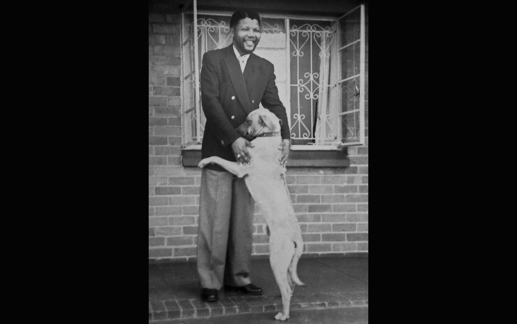 Foto de arquivo sem data atribuída mostra Nelson Mandela ainda jovem
