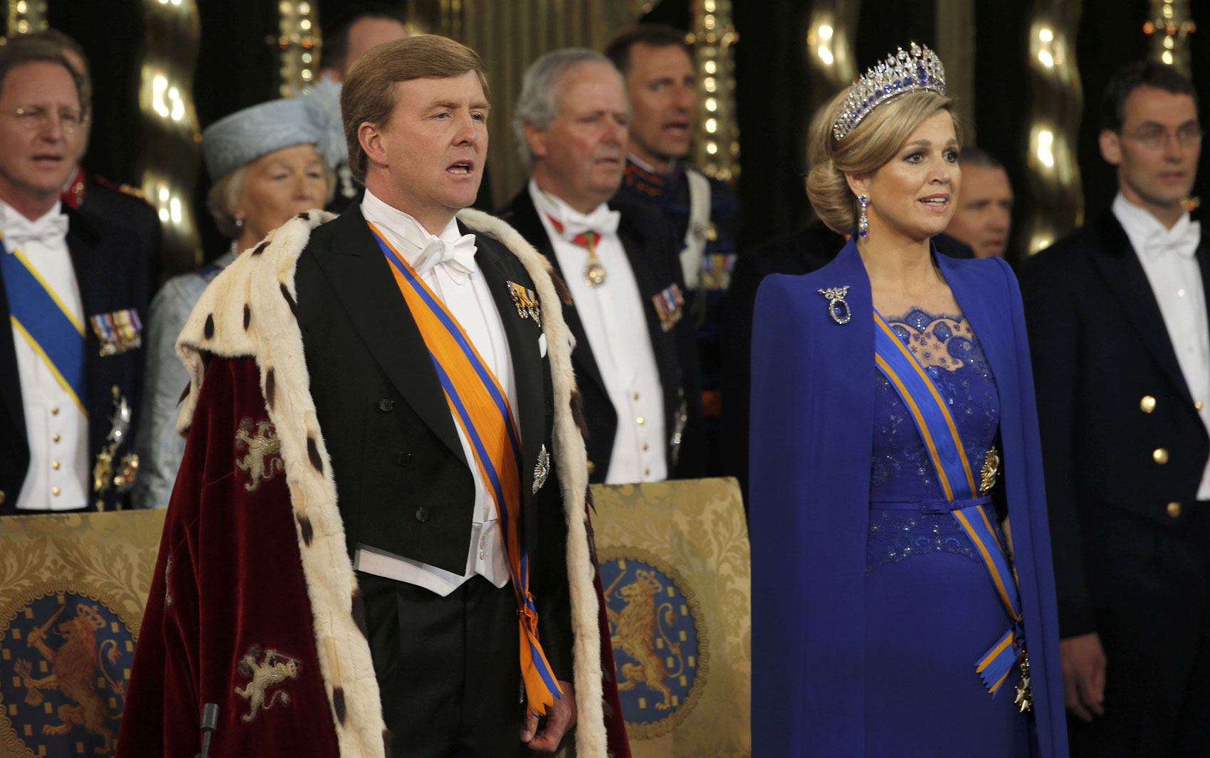 O rei Willem-Alexander e sua esposa, Maxima, participam da cerimônia em igreja de Amsterdã