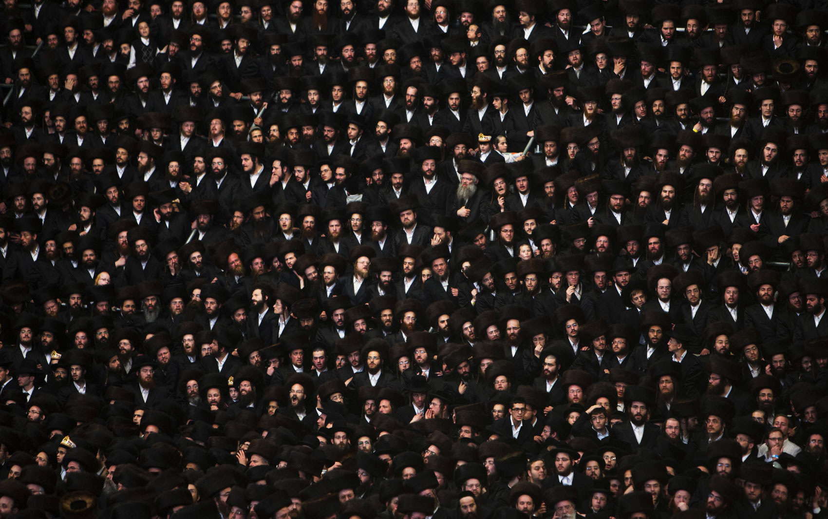 Multidão de judeus ultra-ortodoxos assiste ao casamento de Hannah Batya Penet com Shalom Rokeach, neto de Yissachar Dov Rokeach, que lidera um dos maiores movimentos de judeus hassídicos do mundo. Cerca de 25 mil pessoas foram à cerimônia em Jerusalém.