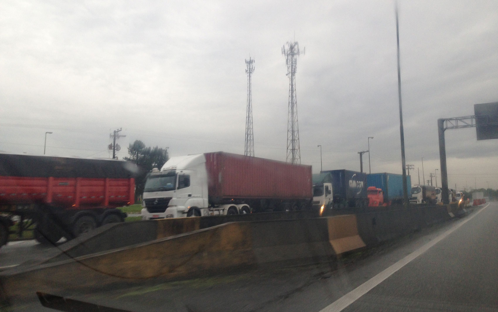 Fila de caminhões continua na Anchieta, antes da descida, em São Bernardo do Campo