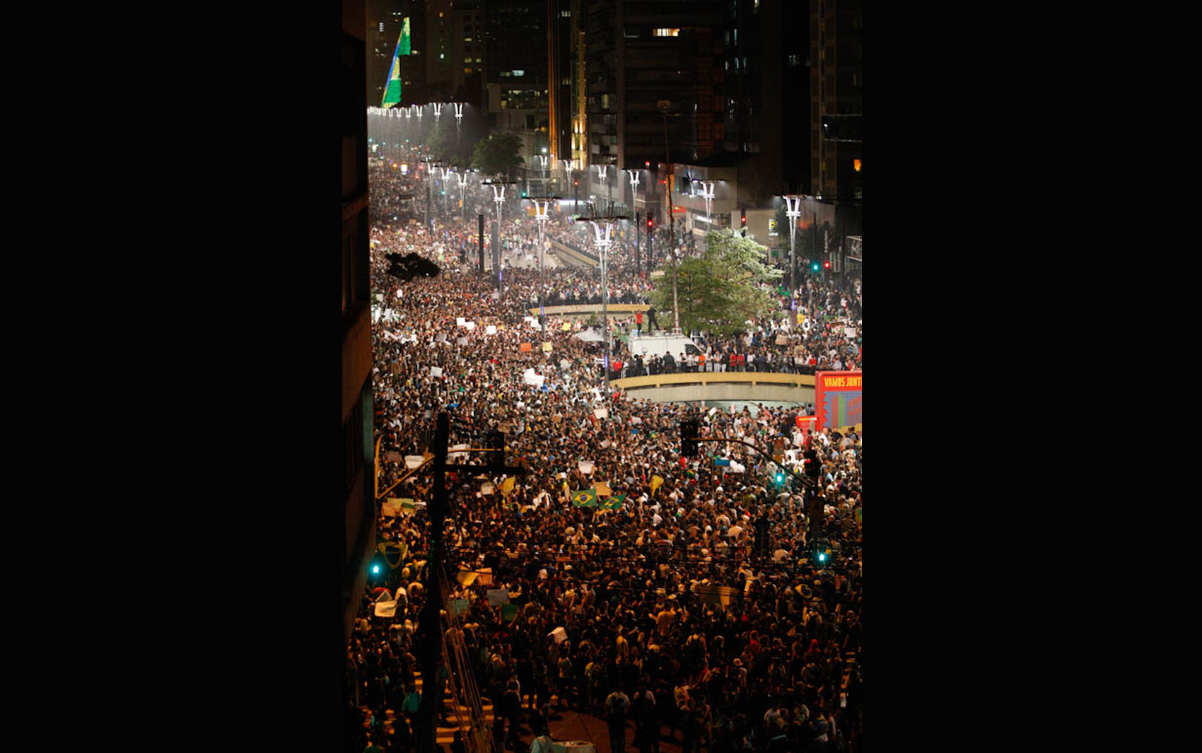 Manifestantes fecham as duas pistas da Av. Paulista