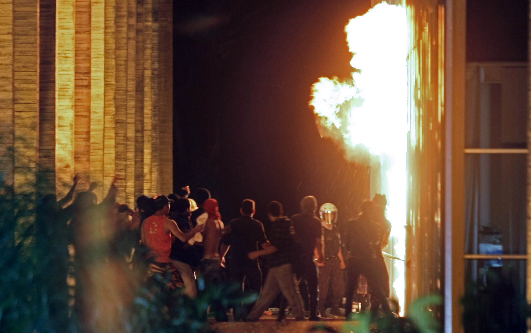 Brasília - Manifestantes colocam fogo na entrada do Itamaraty