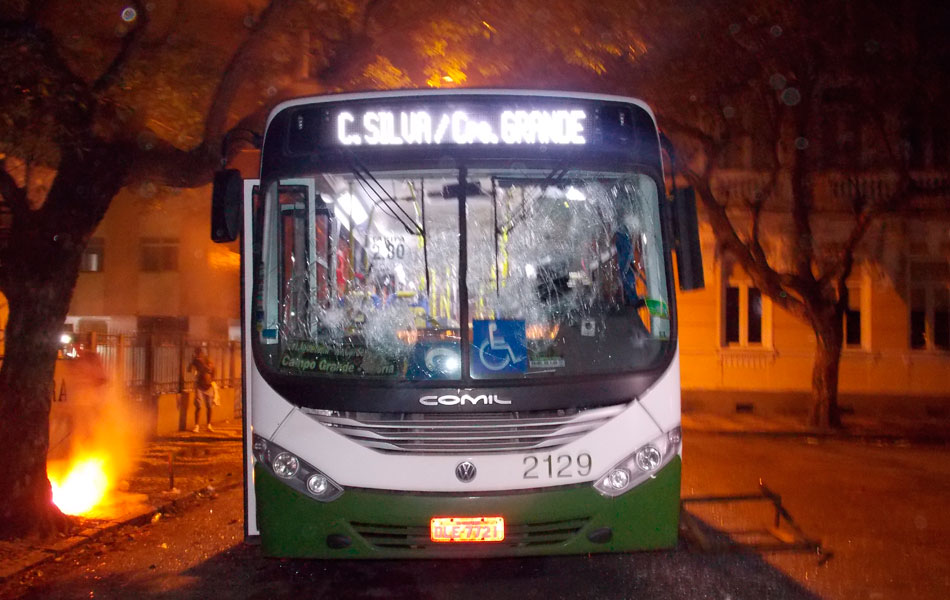 Ônibus da linha Vale dos Rios/Stiep R4 foi depredado e saqueado no Campo Grande. Levaram celular e dinheiro do cobrador e de quatro passageiros.