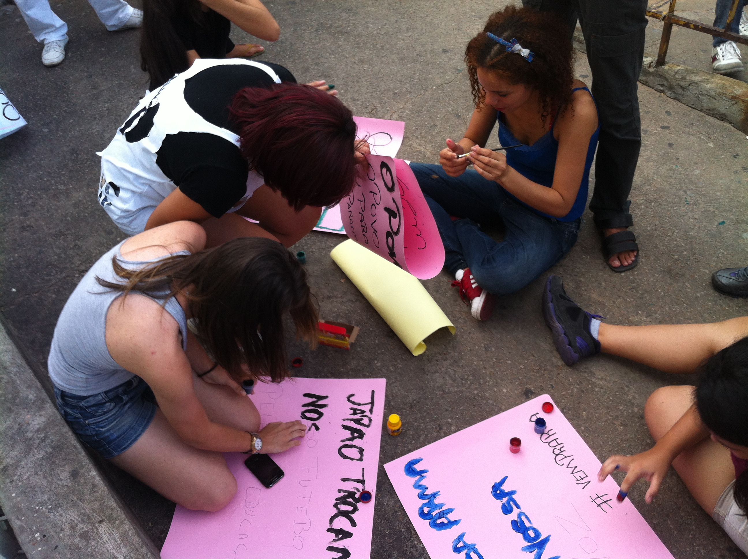 Manifestantes produzem cartazes para o protesto do #RevoltadoBusão, em Natal