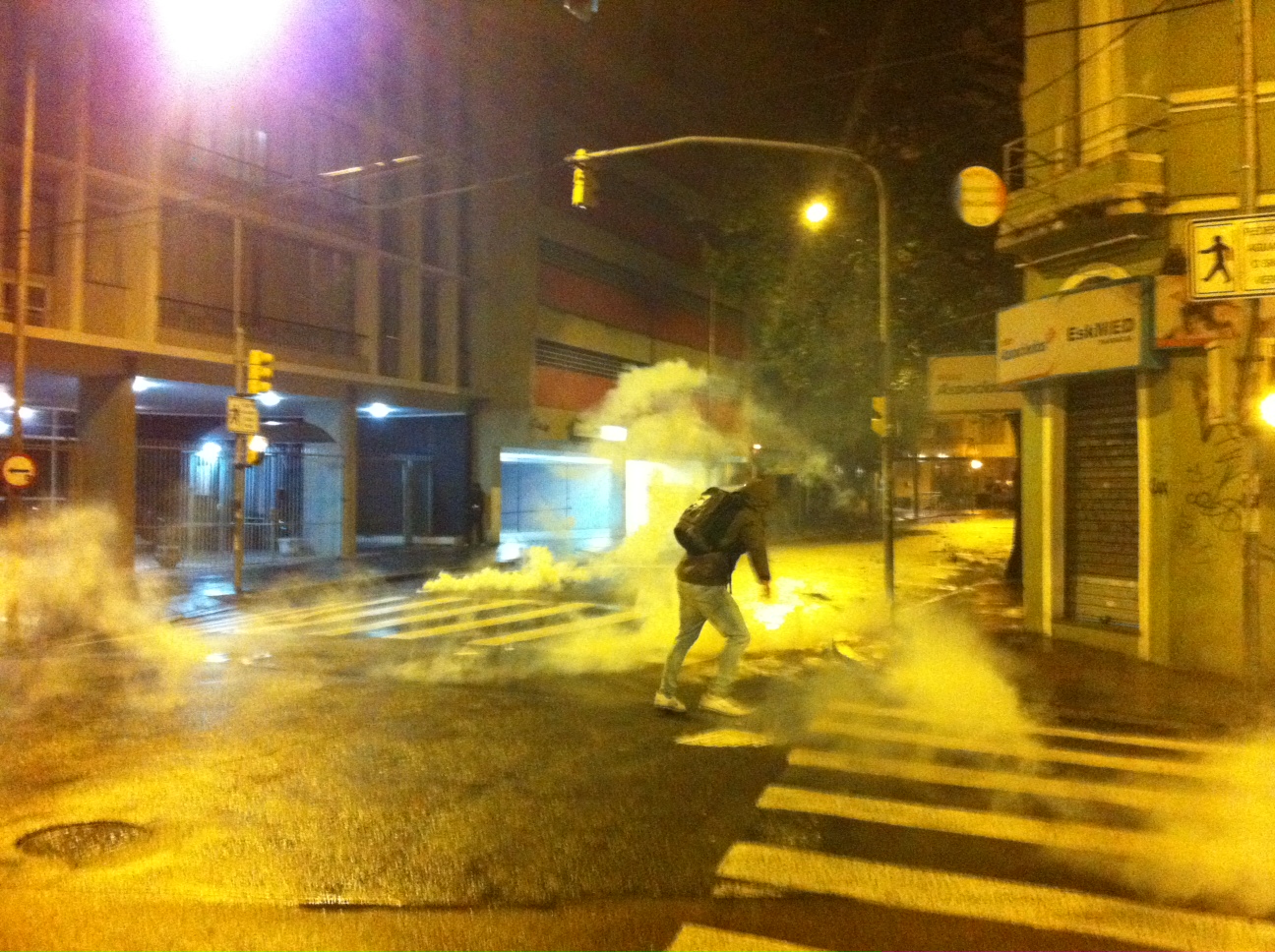 Polícia joga bombas de gás para dispersar manifestantes
