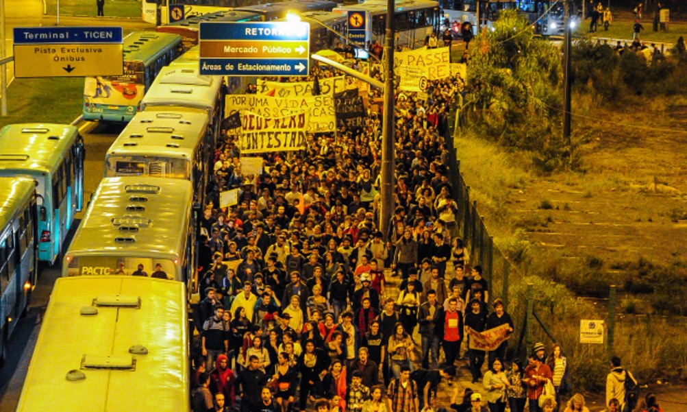 Manifestantes participam de protesto contra o aumento da tarifa do transporte público em Florianópolis