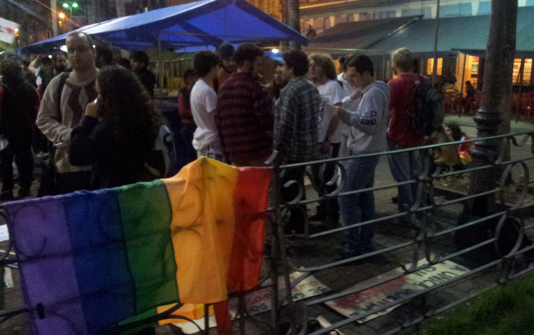 Bandeiras símbolo do movimento LGBT são levados por manifestantes para as ruas de Campinas 