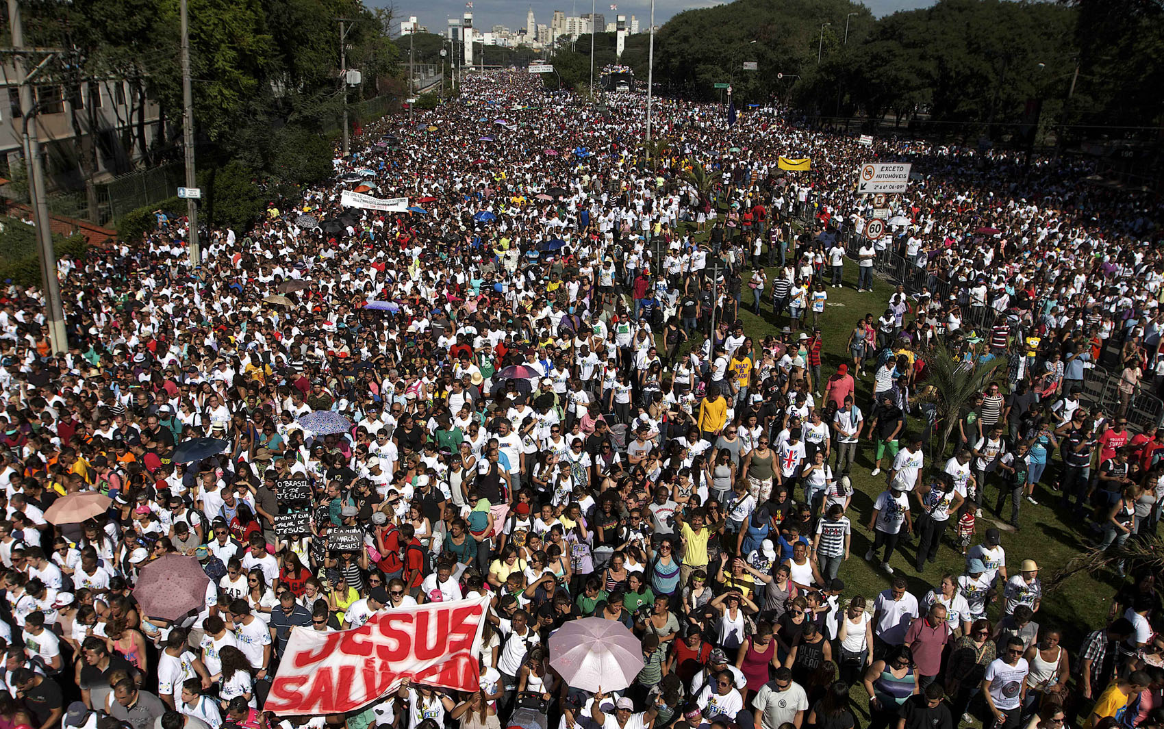 Milhares de pessoas participam da Marcha para Jesus em São Paulo