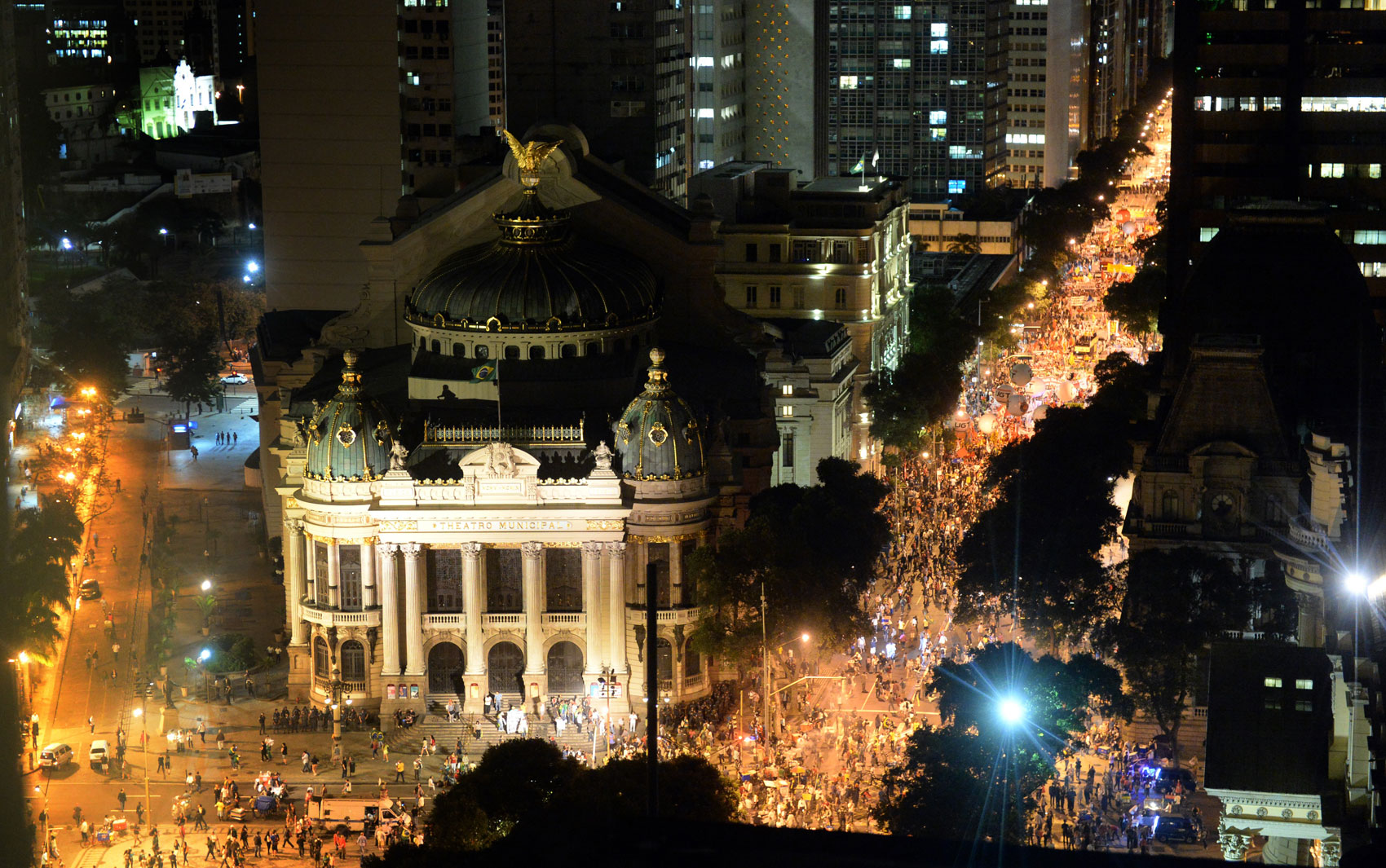 Rio de Janeiro - Imagem mostra Centro do Rio durante os protestos da noite desta quinta-feira (11)
