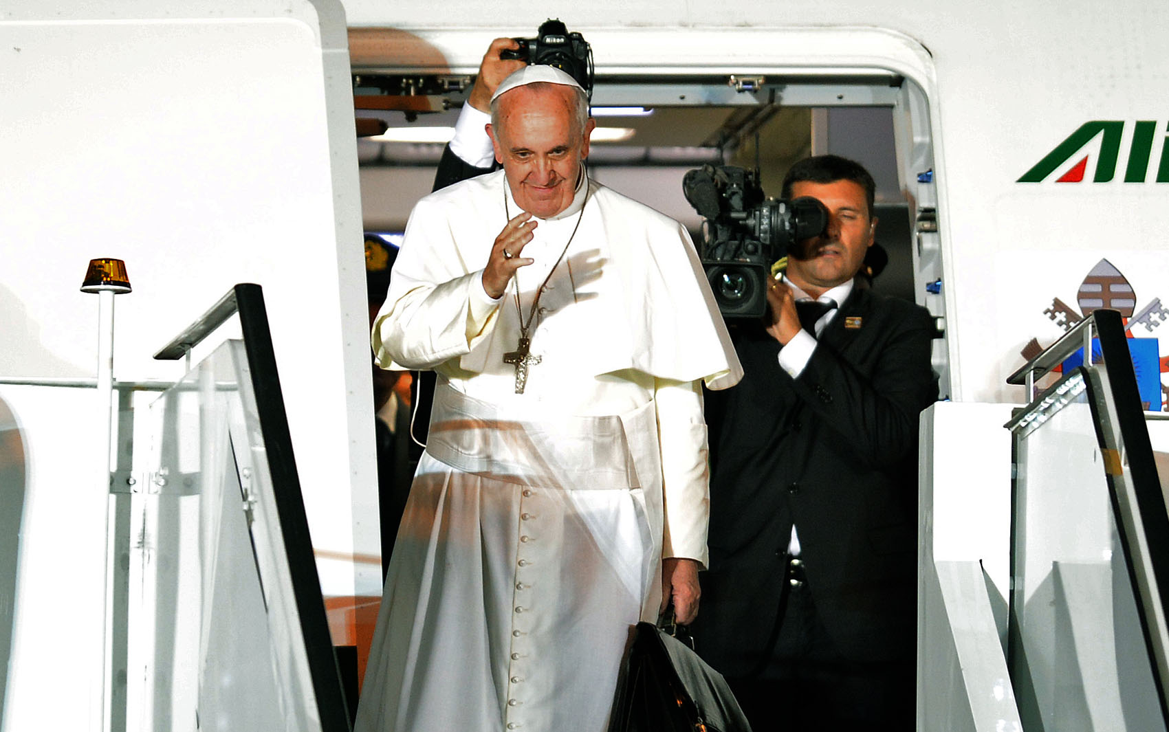 28/7 - Papa Francisco se despeda antes de embarcar de volta para o Vaticano