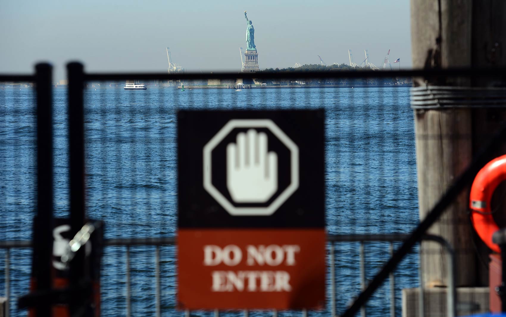 Sem visitantes na pequena ilha ao sul de Manhattan, a Estátua da Liberdade é vista de longe depois de ser fechada devido ao impasse no Congresso dos EUA quanto ao orçamento