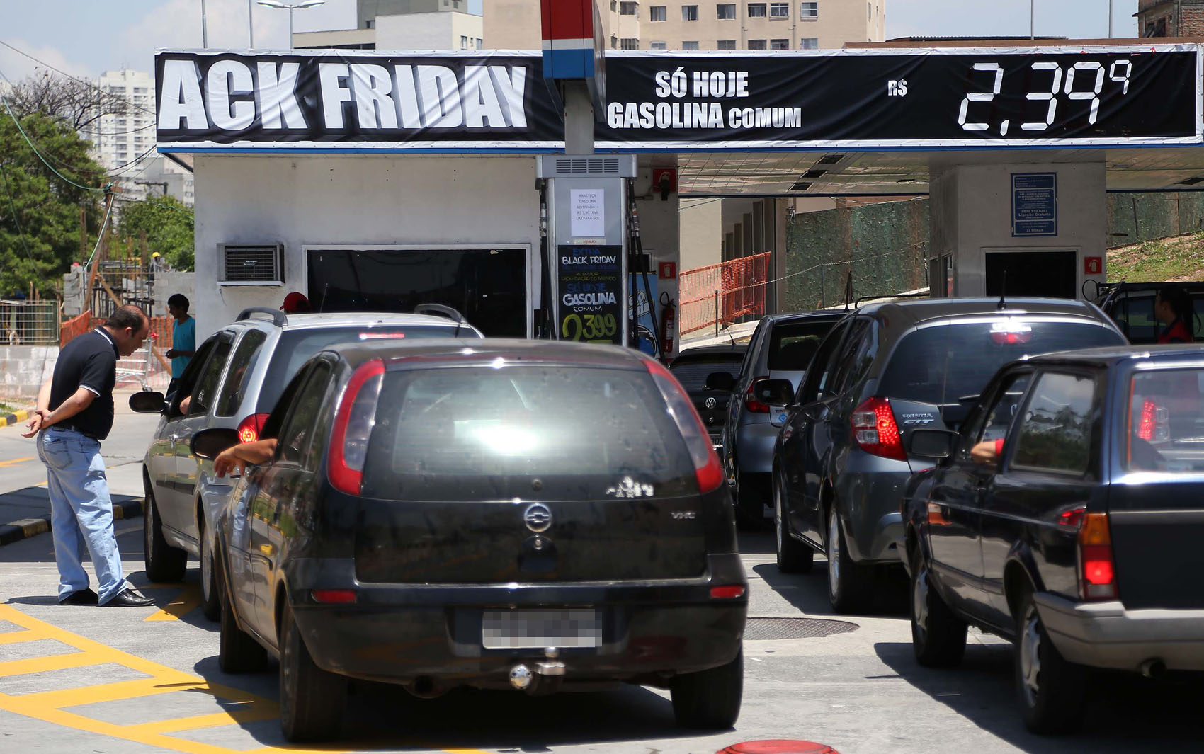 Posto de combustíveis de supermercado na zona oeste de São Paulo realiza dia de 'Black Friday'.