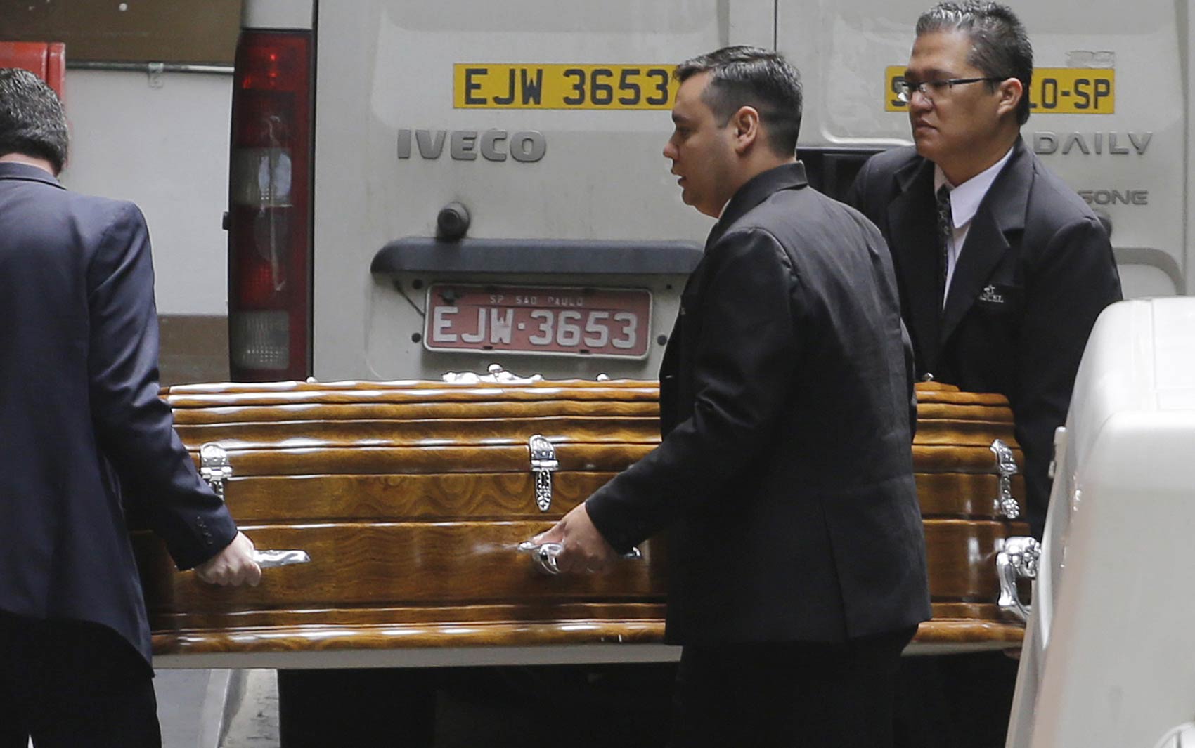 O caixão com o corpo do governador de Sergipe, Marcelo Déda (PT), deixa o Hospital Sírio-Libanês, em São Paulo
