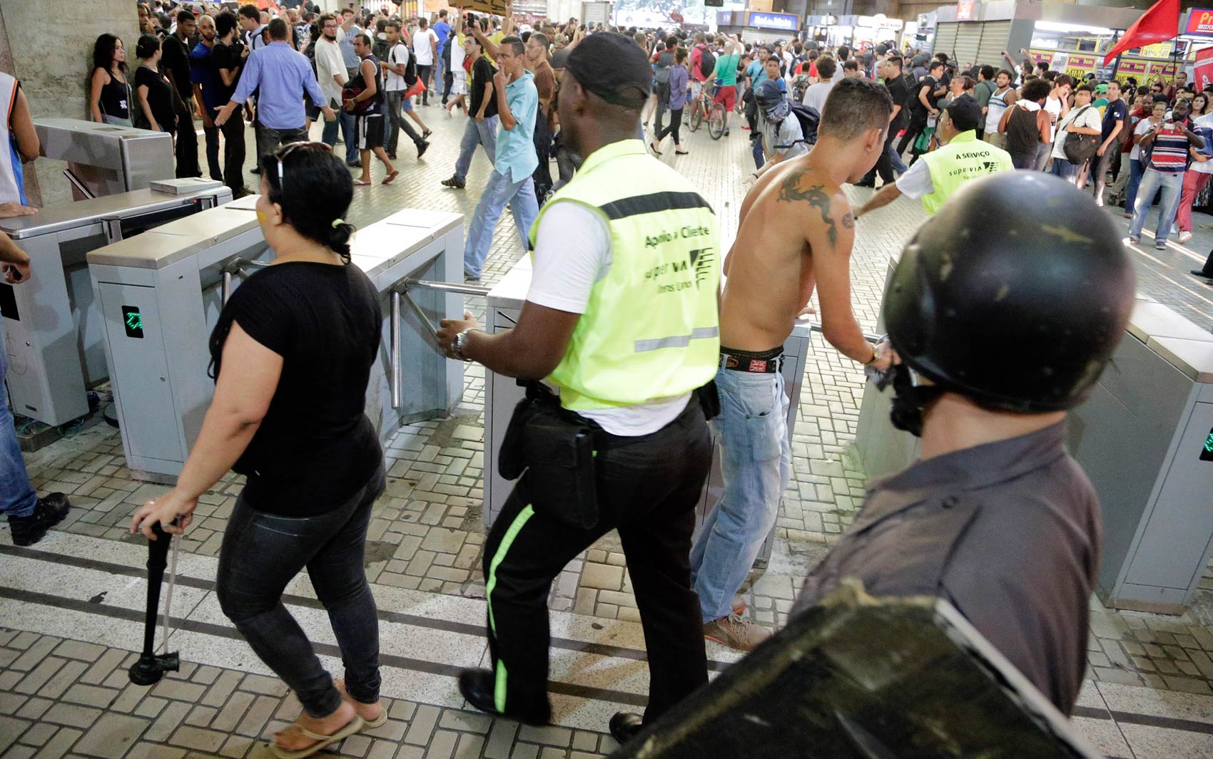 Caio Silva de Souza, acusado de disparar o rojão que matou o cinegrafista Santiago de Andrade, aparece sem camisa durante o a manifestação do ultima quinta-feira (6)