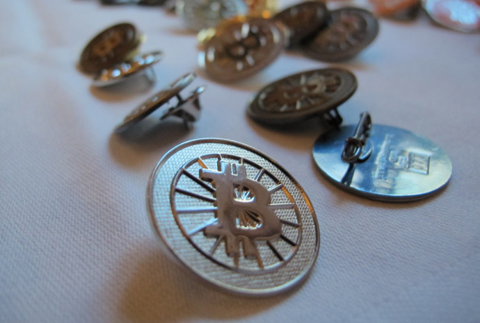 Broches com o símbolo do bitcoin na Alemanha