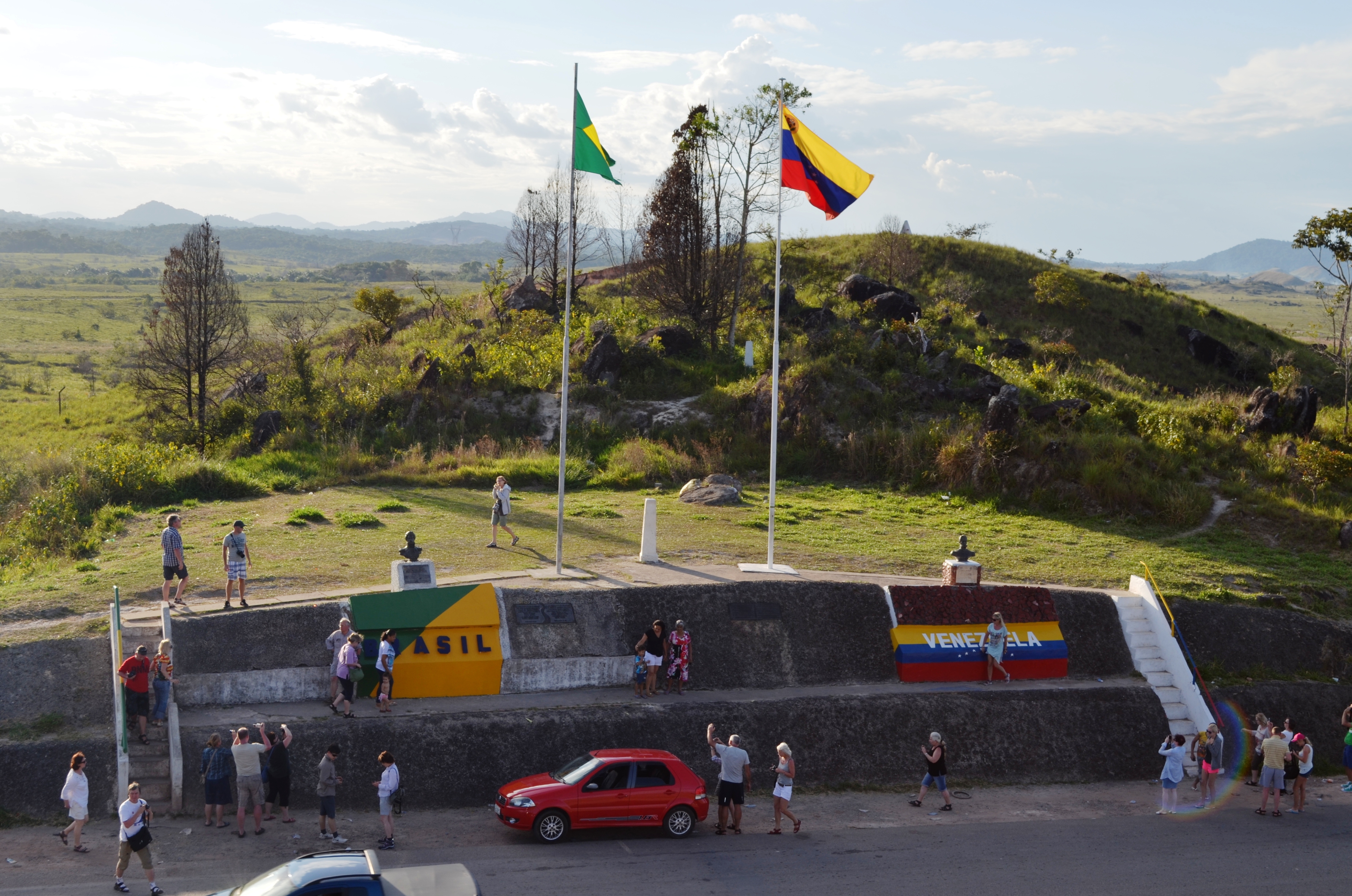 Turistas aproveitam para registrar o marco da froneira Brasil/Venezuela 