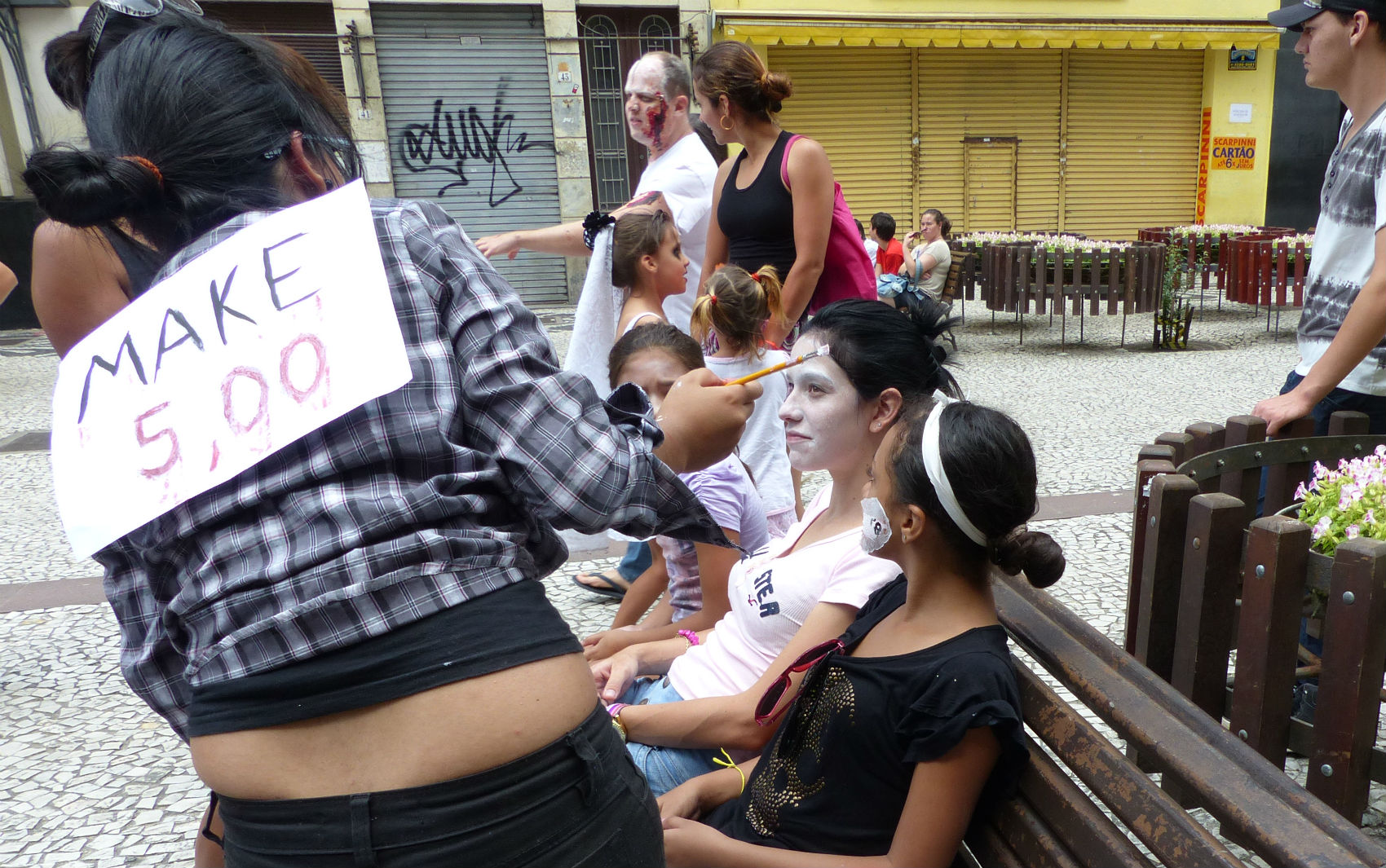 Antes da caminhada, os participantes se preparavam nos bancos da Boca Maldita, no centro de Curitiba