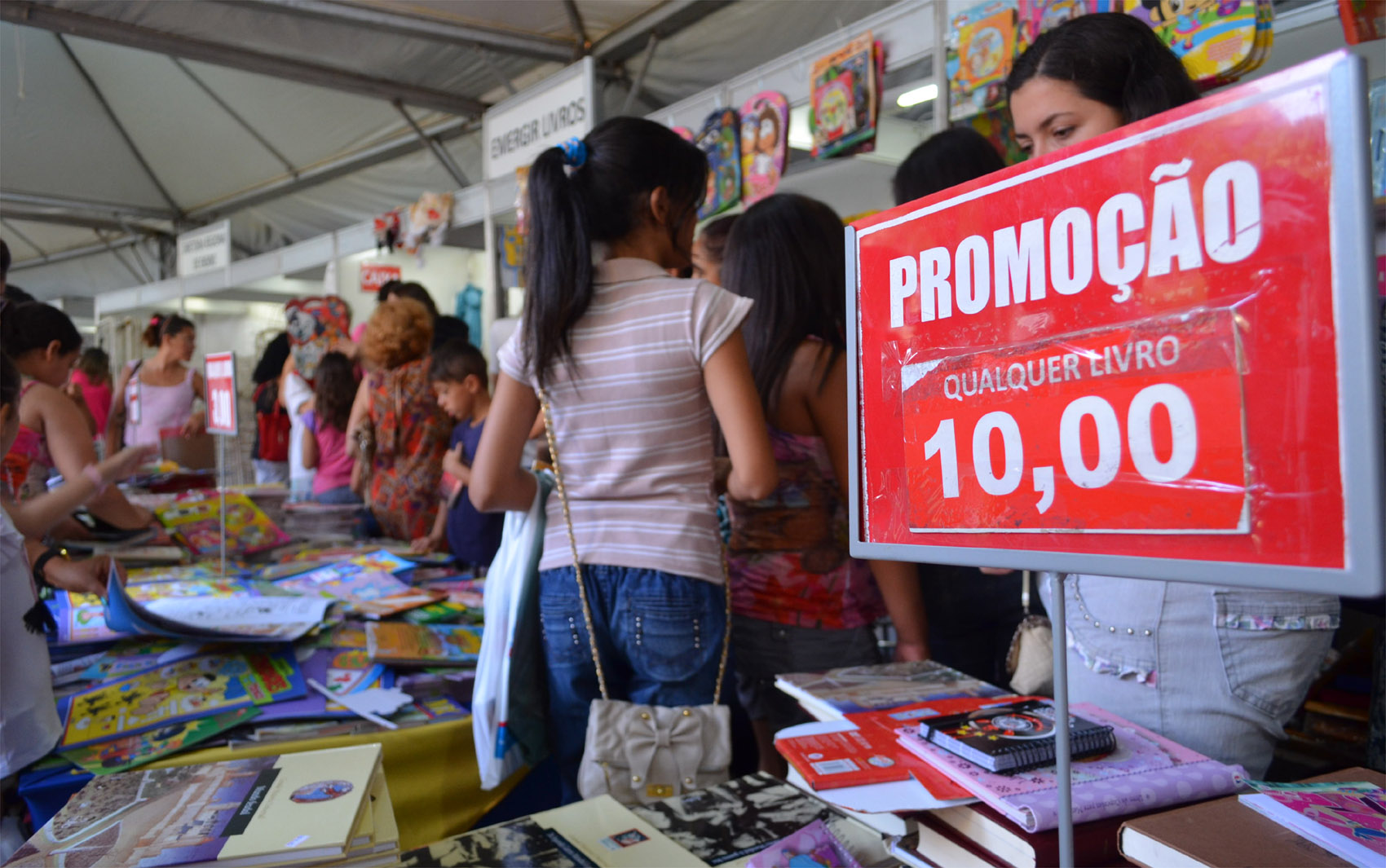 Domingo (25) - Público aproveita promoções no término da Feira do Livro de Ribeirão
