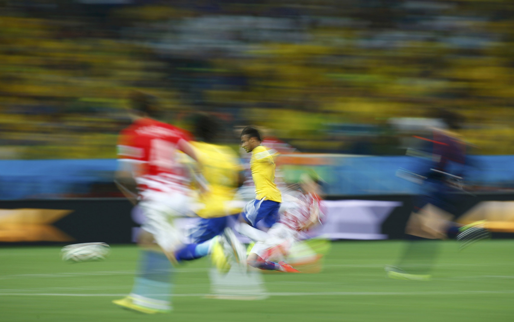 Neymar é visto durante corrida em jogada de ataque do Brasil