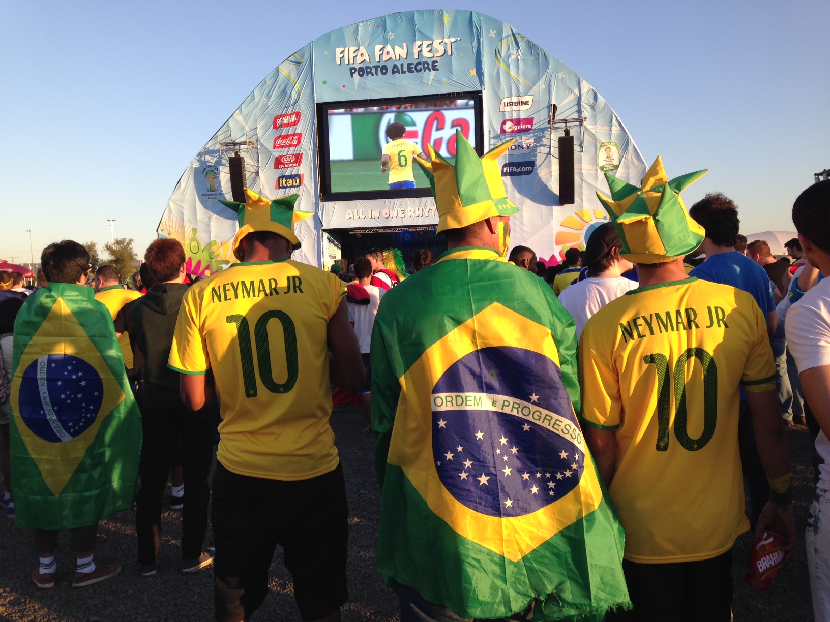 Fãs de Neymar torcem pelo Brasil na Fan Fest