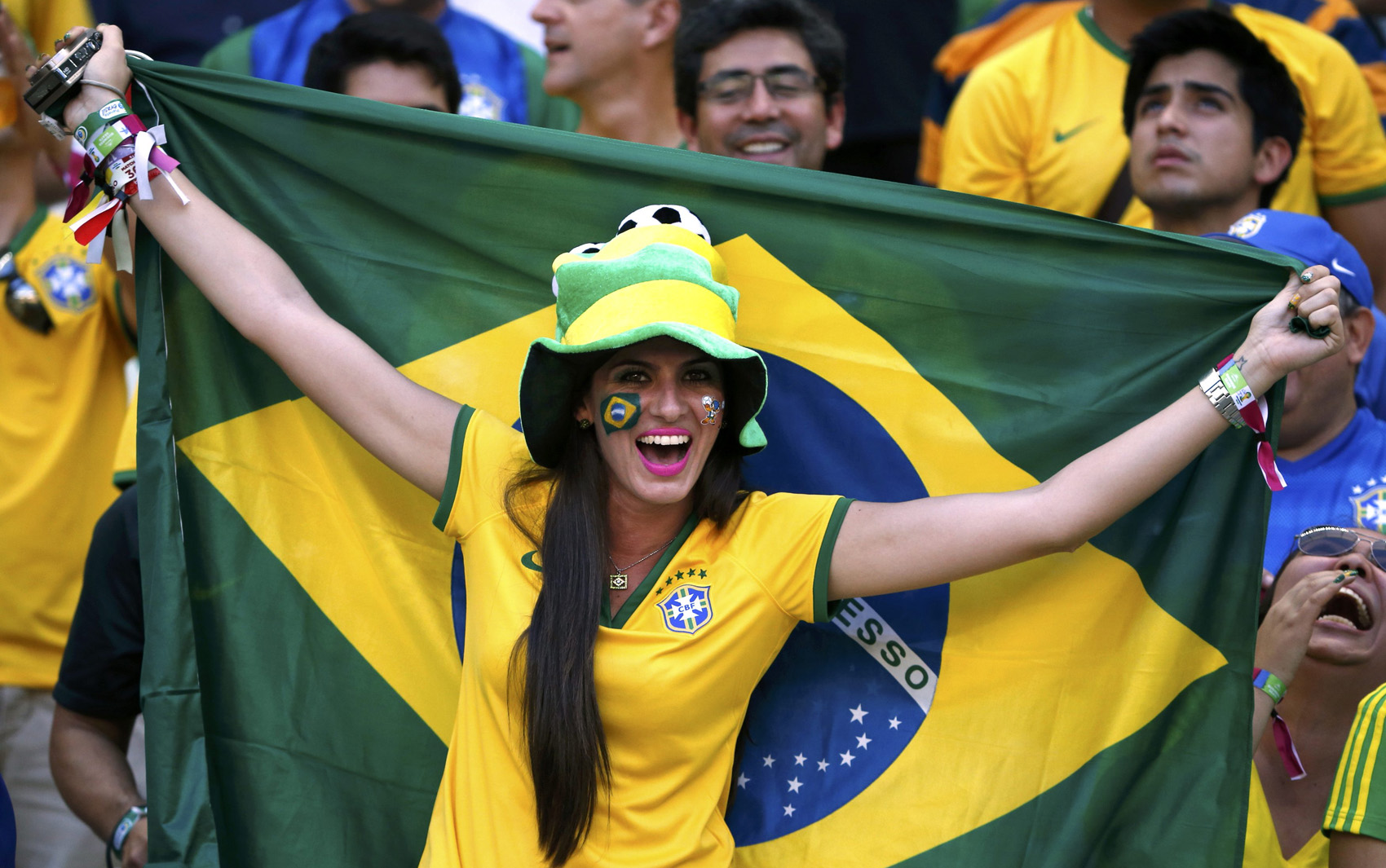 Большая часть мексики говорит на португальском языке. Жители Бразилии. Белые бразильцы. Бразилия футбол девушки. Современные жители Бразилии.