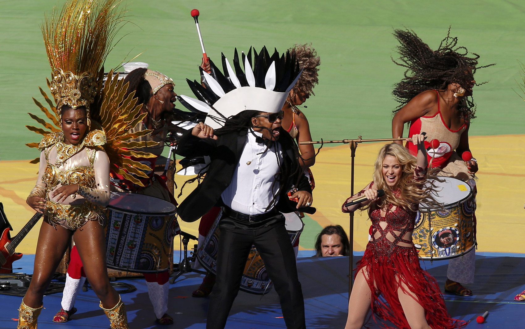 Carlinhos Brown e Shakira cantam na festa de encerramento da Copa do Mundo