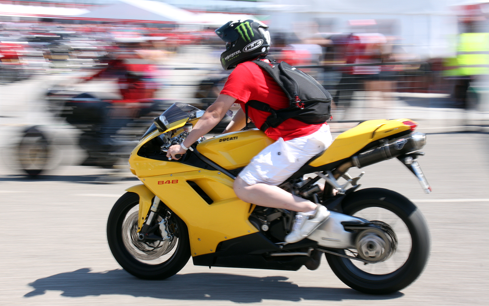 Motociclista chega ao encontro de motos na Itália com um esportiva