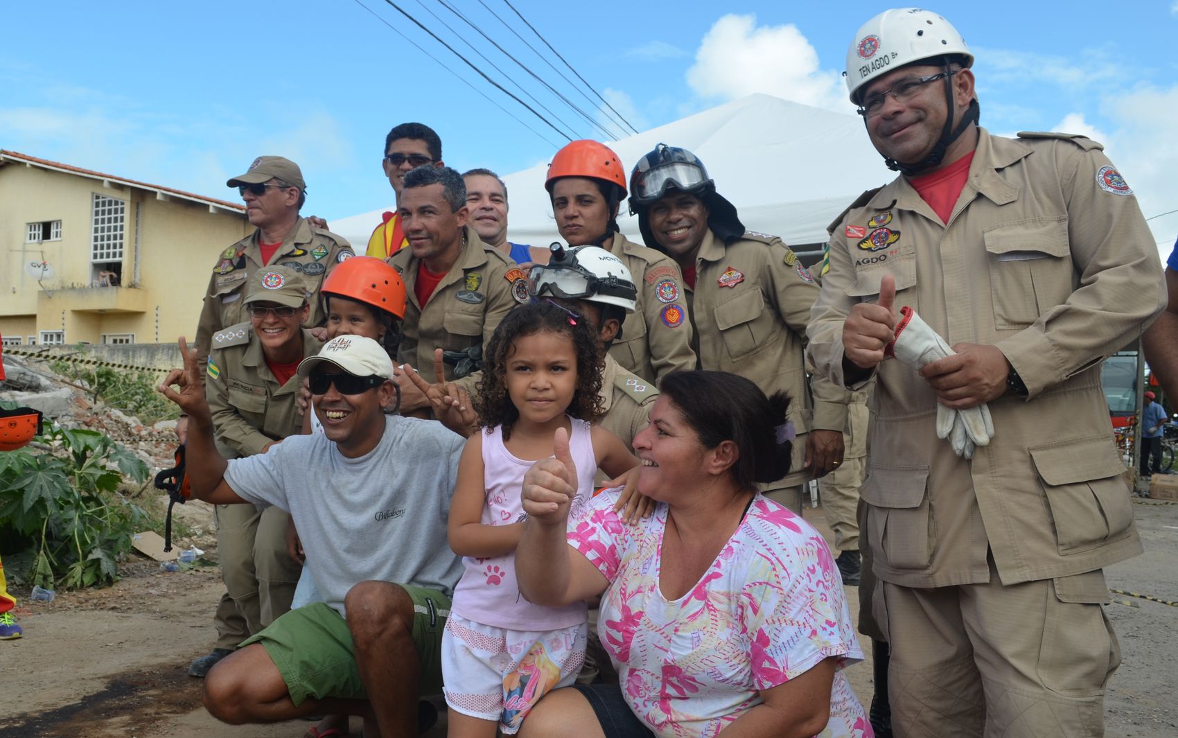 Família pede para tirar fotos com heróis do resgate