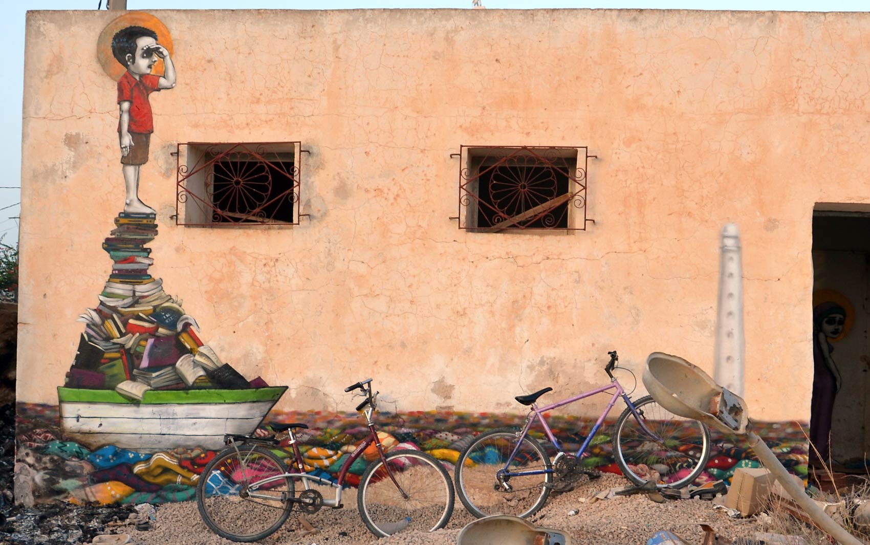 A ilha de Djerba, na Tunísia, está sendo transformada num museu de grafite a céu aberto por mais de 100 artistas de 40 países. Os prédios com a arquitetura característica da região estão sendo coloridos a convite do artista tunisiano Mehdi Ben Cheikh