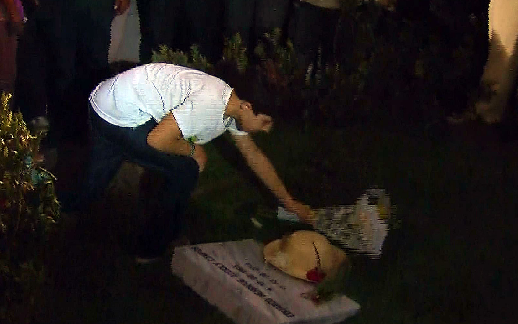 José Henrique, de 9 anos, deposita flores no túmulo do pai, Eduardo Campos