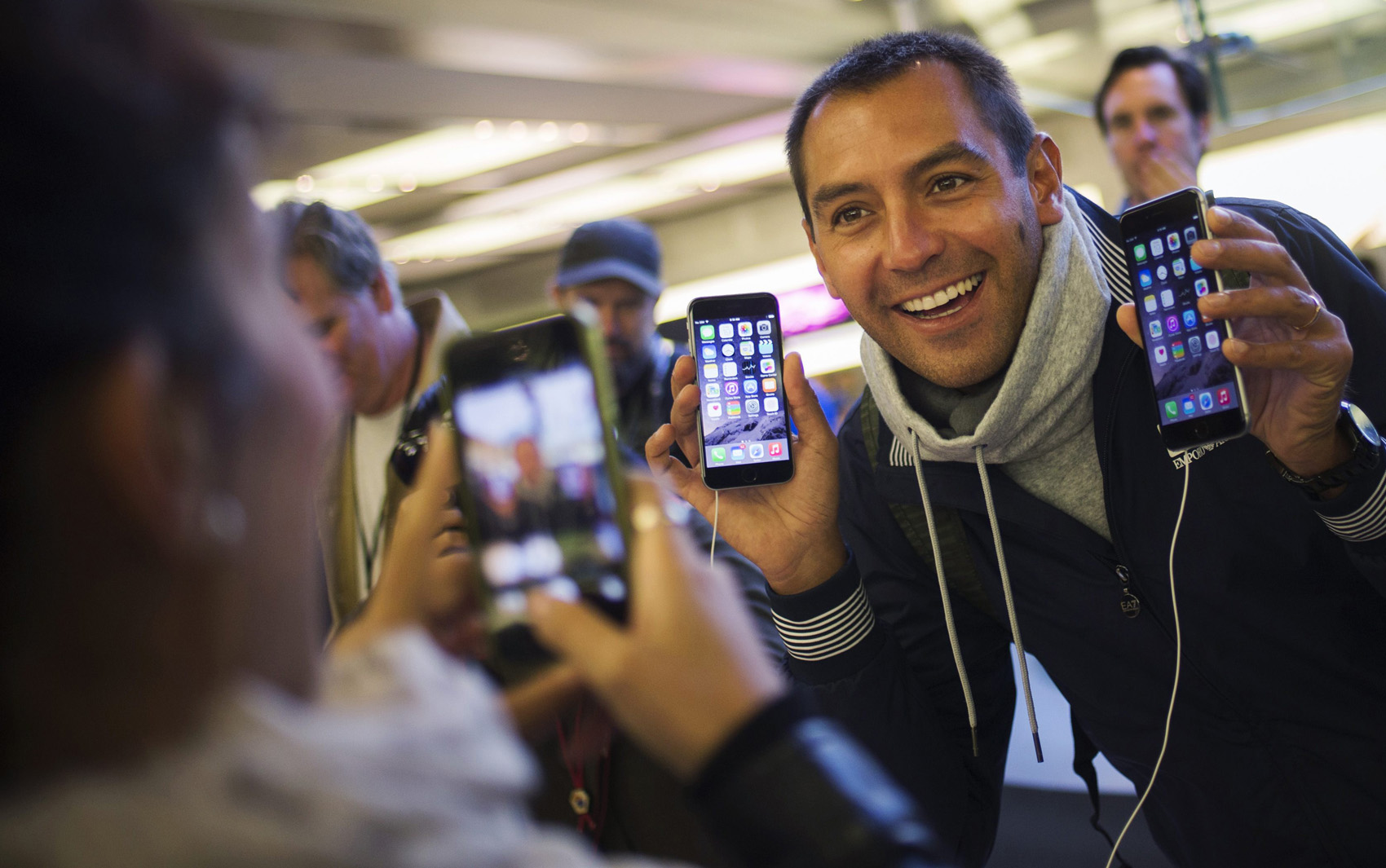 Italiano posa com o iPhone 6 Plus e o iPhone 6 na loja da 5ª Avenida em Manhattan, Nova York, nesta sexta.