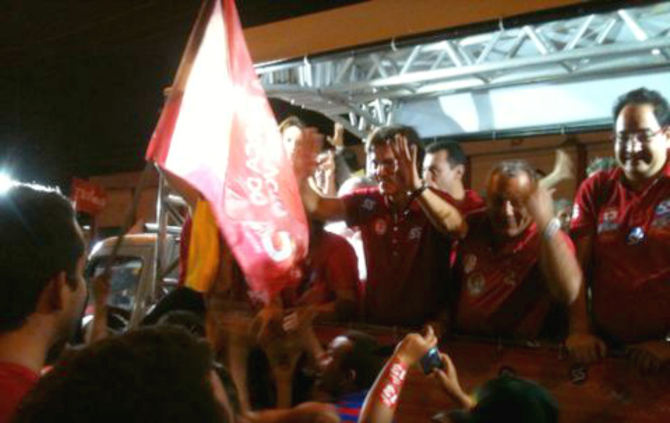 Robinson Faria festeja com eleitores a vitória para o governo do RN