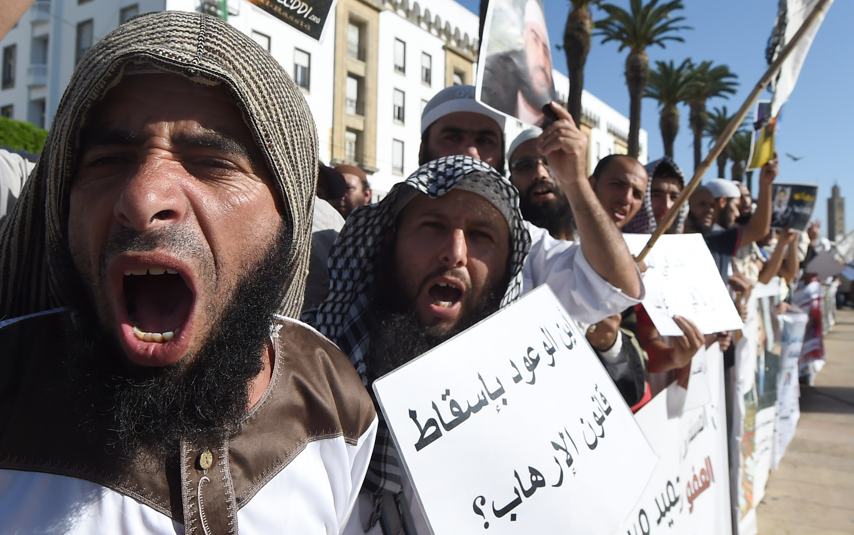 Defensores de salafistas presos gritam slogans e exibem cartazes durante uma manifestação em frente ao Parlamento em Rabat, no Marrocos. Eles pedem a libertação das pessoas detidas com ligação a atentados suicidas em Casablanca, em 2003