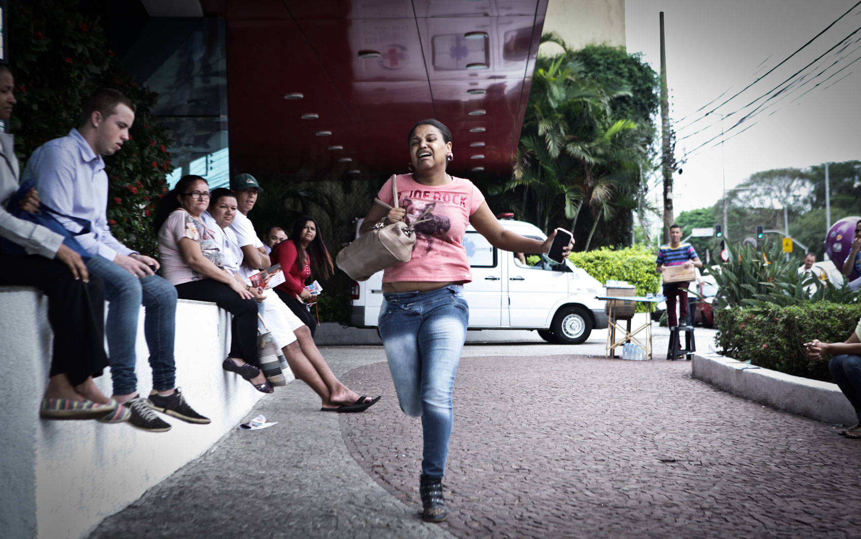 DOMINGO (9) - São Paulo (SP) - A estoquista Joyce da Silva corre mas não chega a tempo de entrar para o Enem