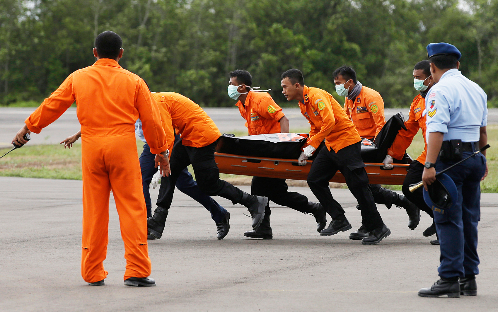 31/12 - Equipes de resgate descarregam o corpo de uma das vítimas do voo da AirAsia nesta quarta-feira (31)