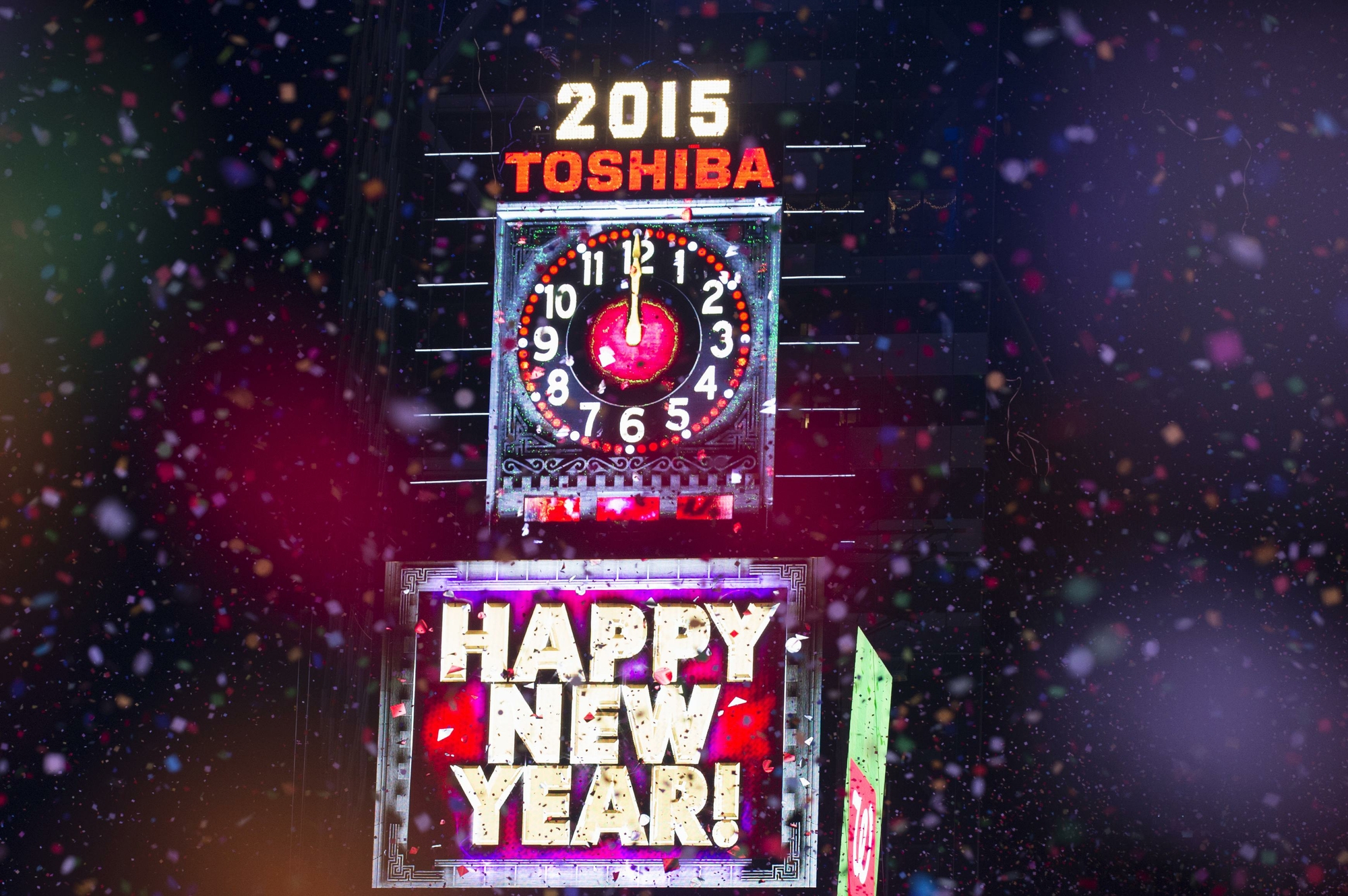 Tradicional relógio da Times Square marca meia-noite, dando início às comemorações de fim de ano