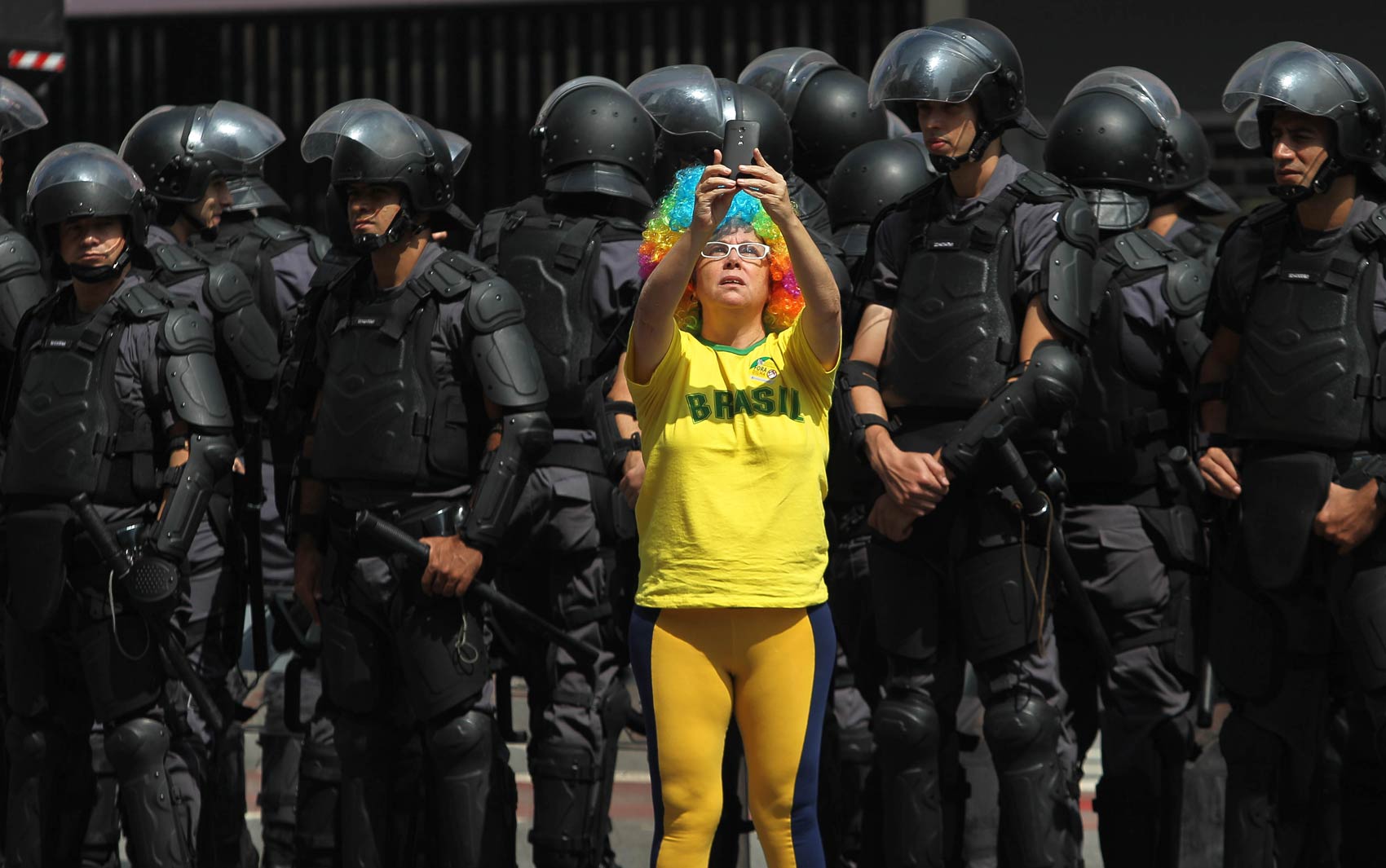 Manifestante tira selfie com policiais da Tropa de Choque durante o ato contra o governo federal e a favor do impeachment da Presidente Dilma Rousseff, realizado na Avenida Paulista, em São Paulo