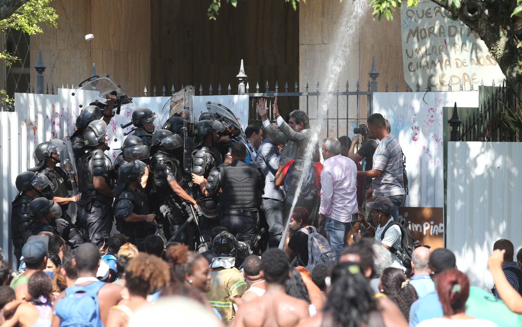 Tumulto durante a saída dos sem-teto do prédio Hilton Santos, no Aterro do Flamengo, zona sul do Rio de Janeiro