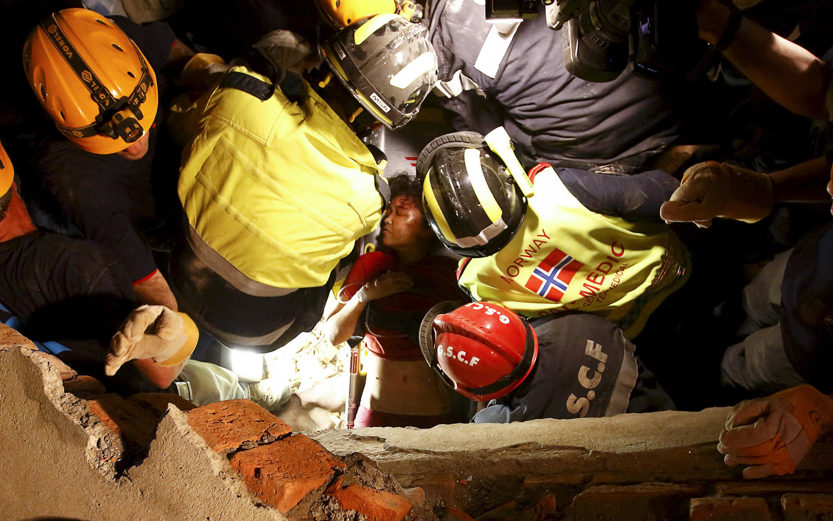 30/04 - Krishna Kumari Khadka, de 24 anos, é retirada de escombros por membros da equipe de resgate conjunta de Noruega, França e Israel após o terremoto de sábado (25) em Catmandu, no Nepal 