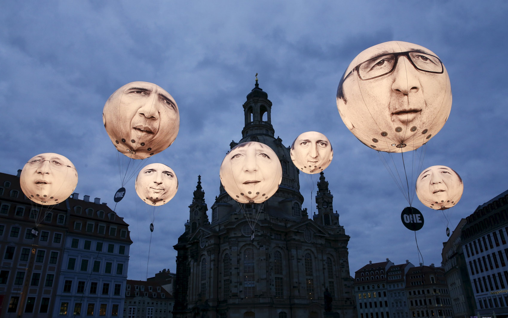 Balões com os rostos dos líderes de países membros do G7 são vistos em frente à catedral Frauenkirche, em Dresden, na Alemanha. A cidade sedia a reunião entre ministros das finanças do G7 e banqueiros