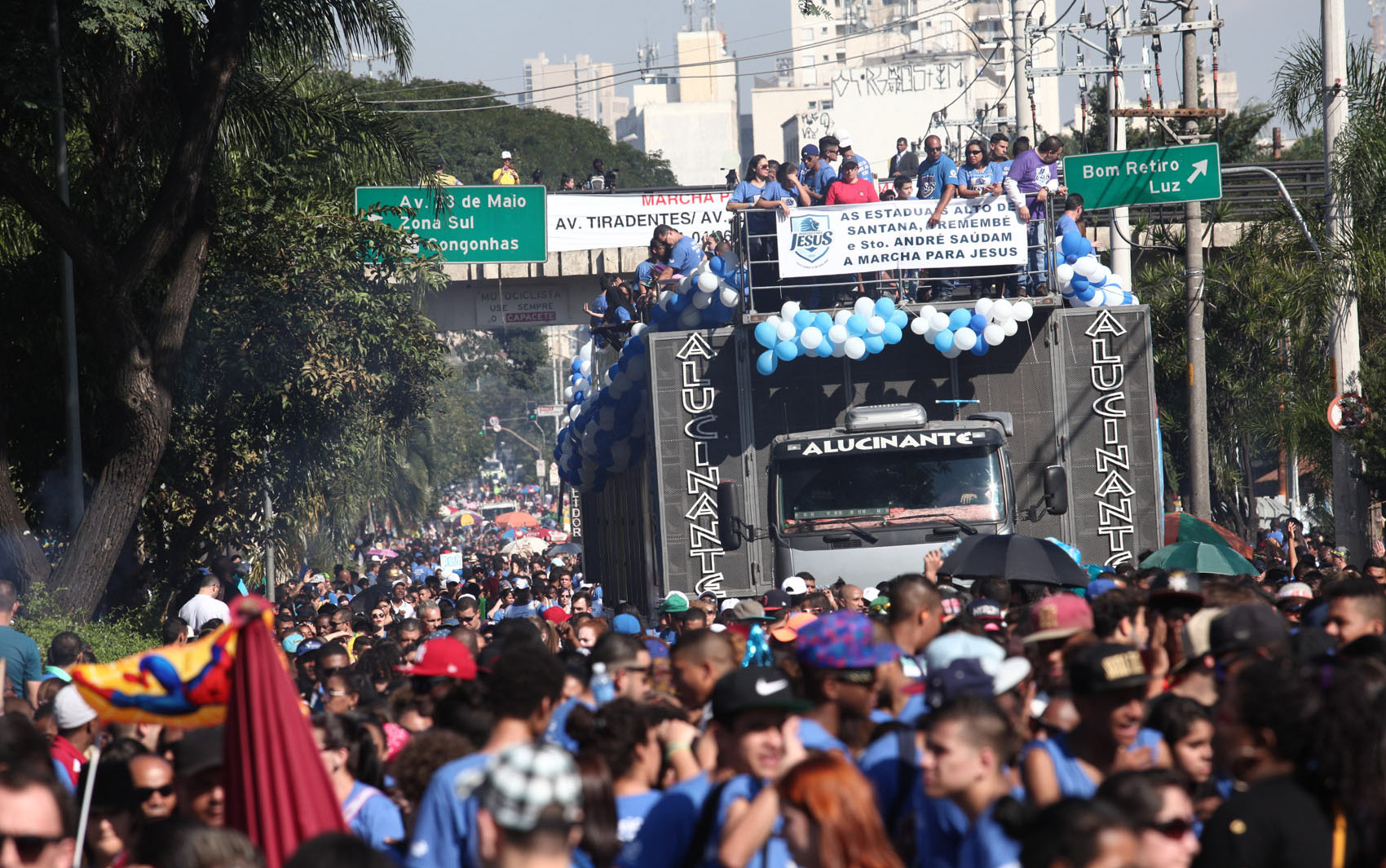 Milhares de evangélicos participam da 23ª Marcha para Jesus, evento que ocorre em ruas e avenidas da Zona Norte de São Paulo