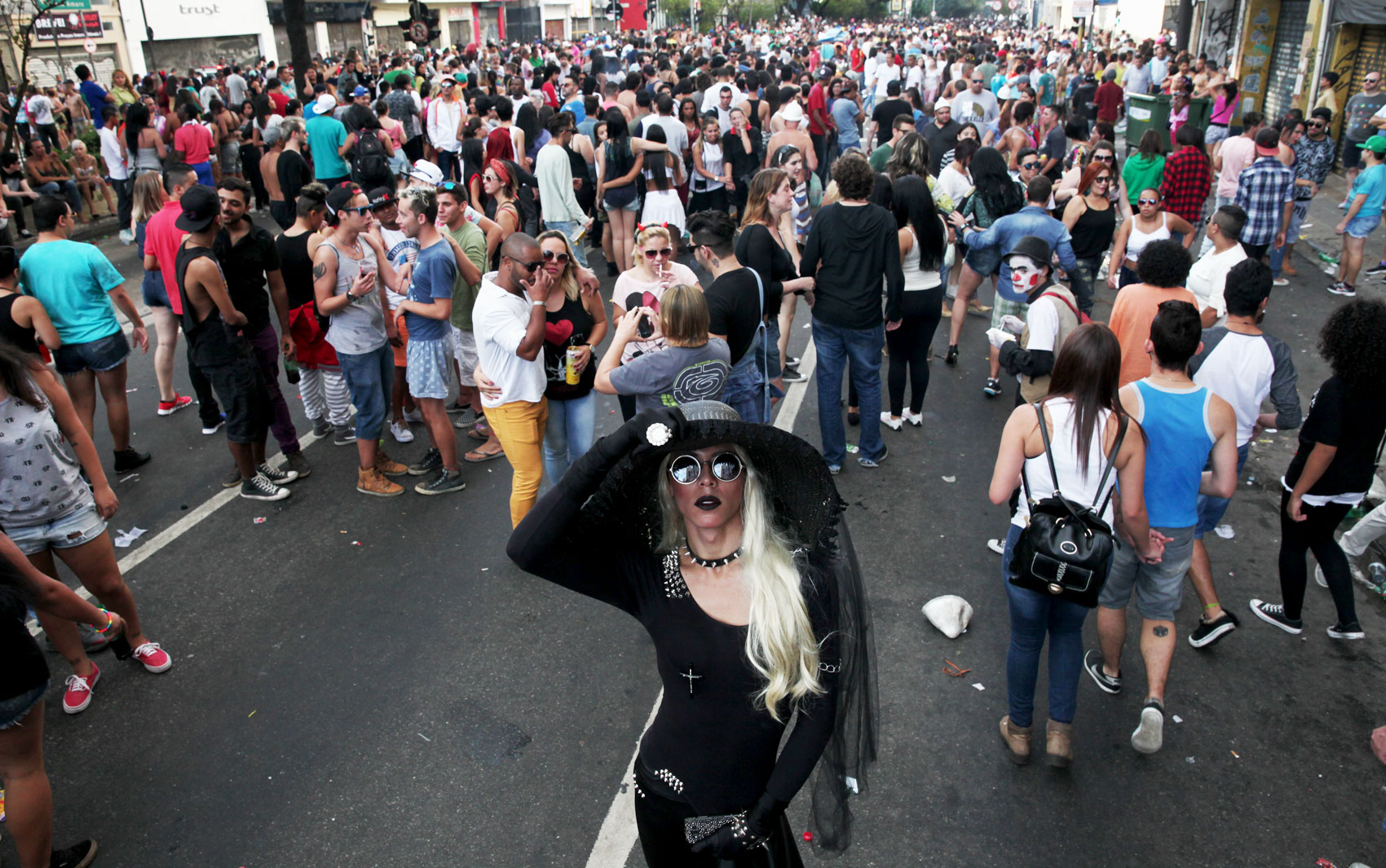 Participante posa para fotos durante a 19ª Parada do Orgulho LGBT na Avenida Paulista, neste domingo (7)