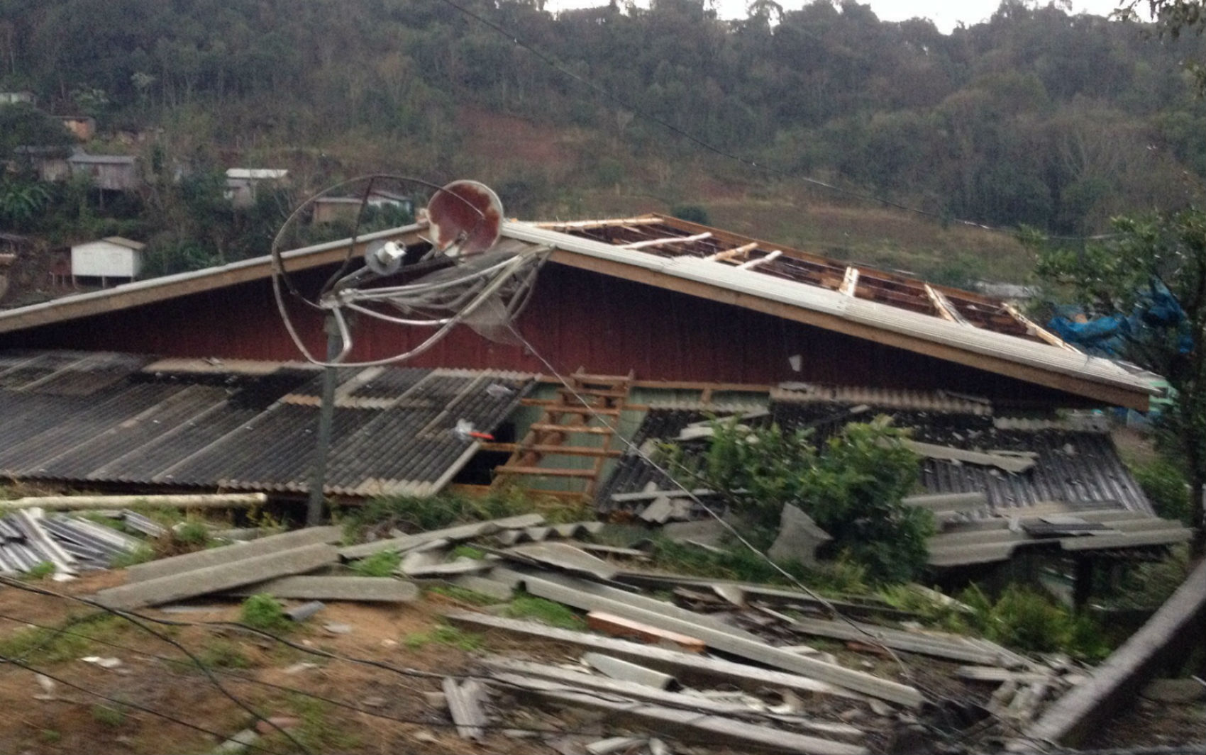Pelo menos 60 casas foram destruídas na região, segundo a Defesa Civil