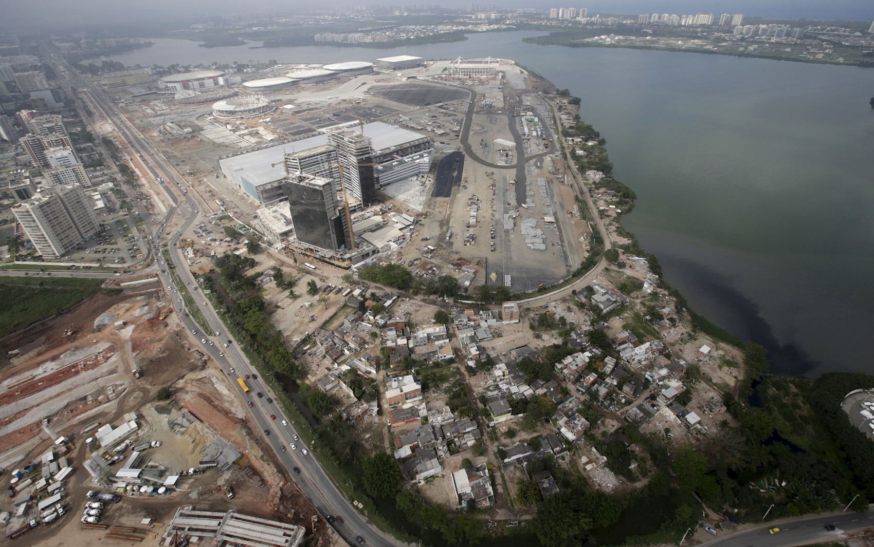 Imagens aéreas mostram a Vila Autódromo, na Barra da Tijuca, na Zona Oeste do Rio de Janeiro. A comunidade é cercada por obras dos Jogos Olímpicos e Paralímpicos